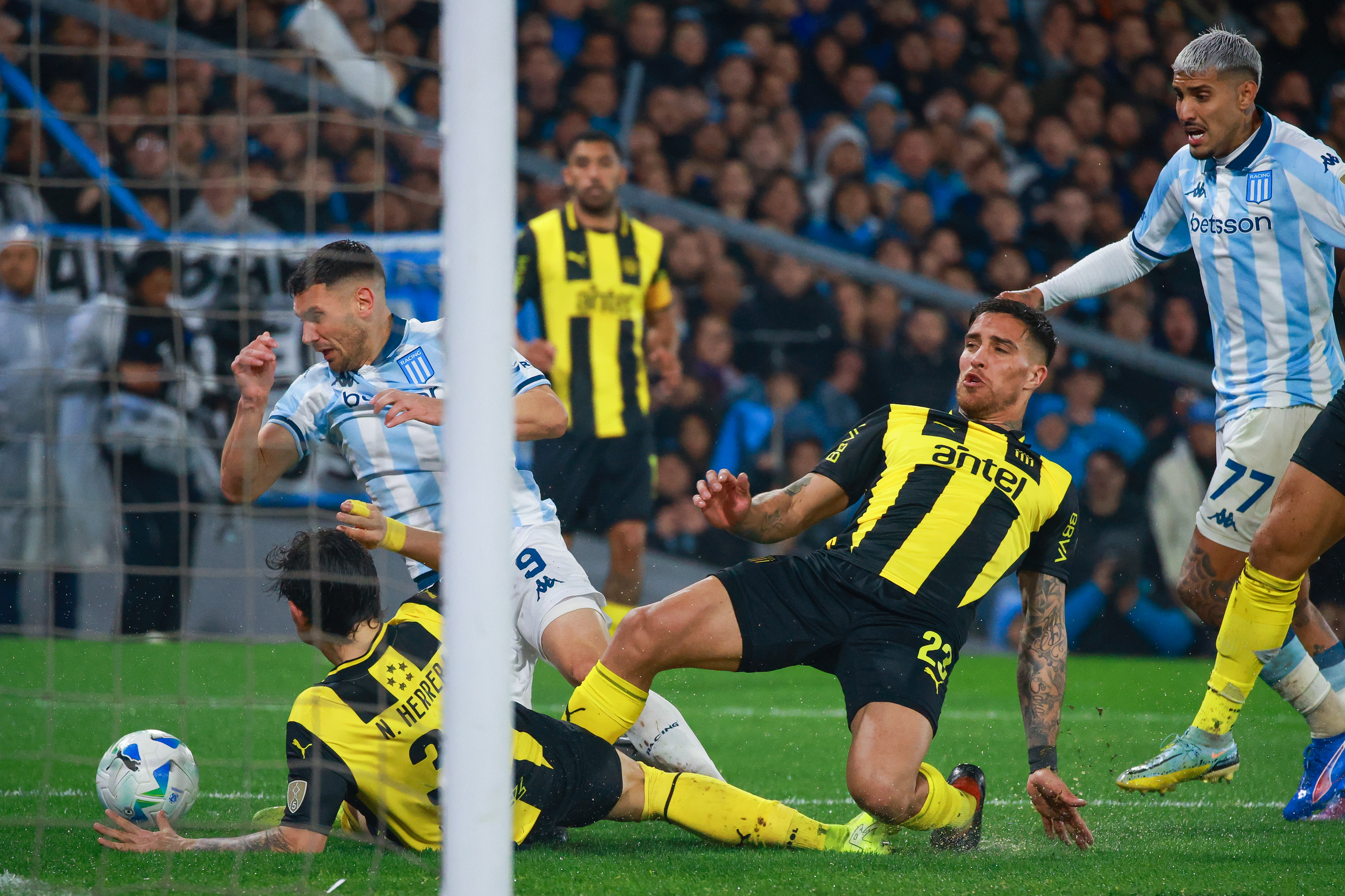 RACING-PEÑAROL Libertadores Cup Buenos Aires, Argentina. August 19, 2025: Racing Club (Argentina) hosts Peñarol (Uruguay) in the...