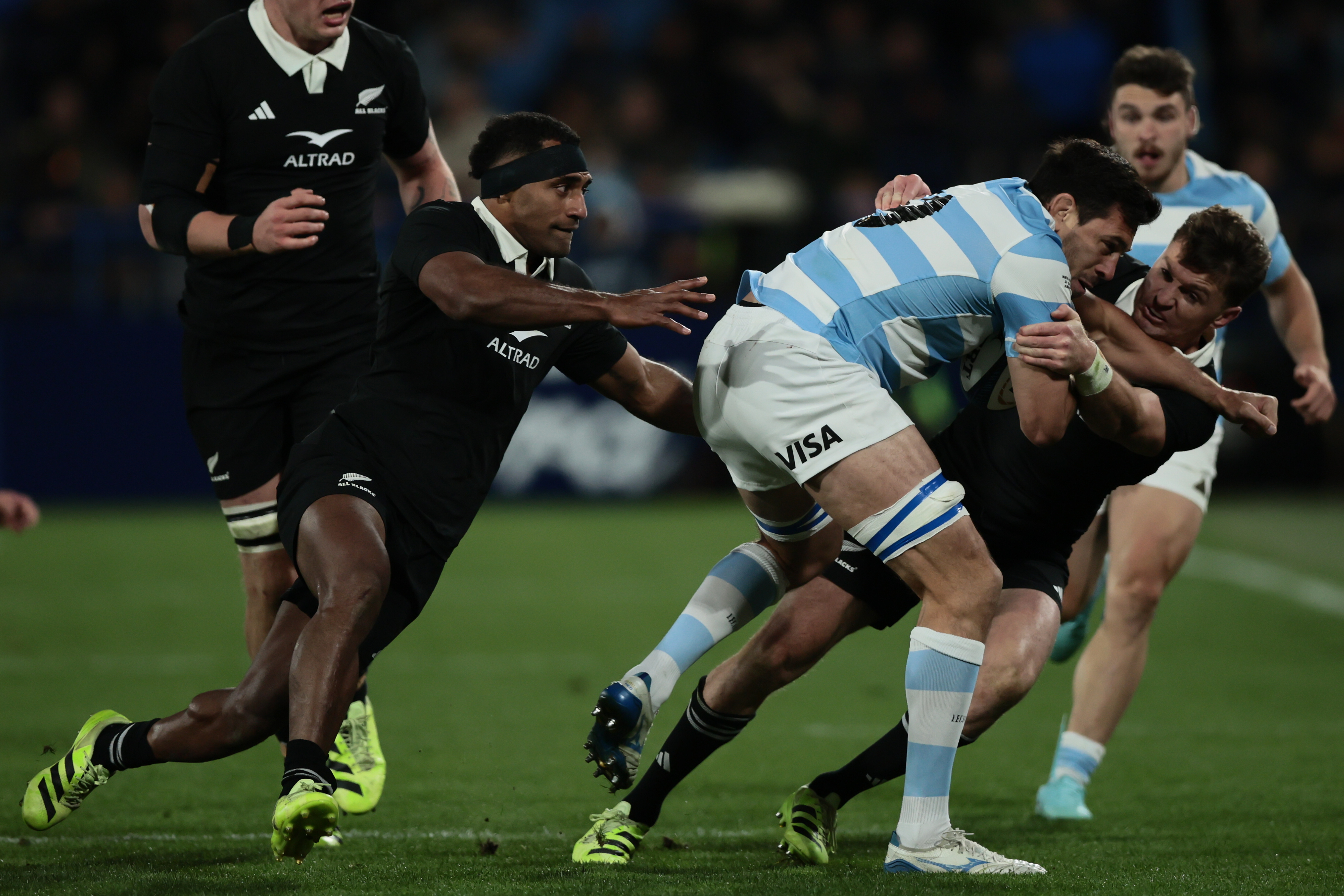Los Pumas enfrentan a los All Blacks en Buenos Aires por el Rugby Championship Buenos Aires, Argentina – 23 agosto, 2025: Garcia de Argentina con la pelota. La selección arg...