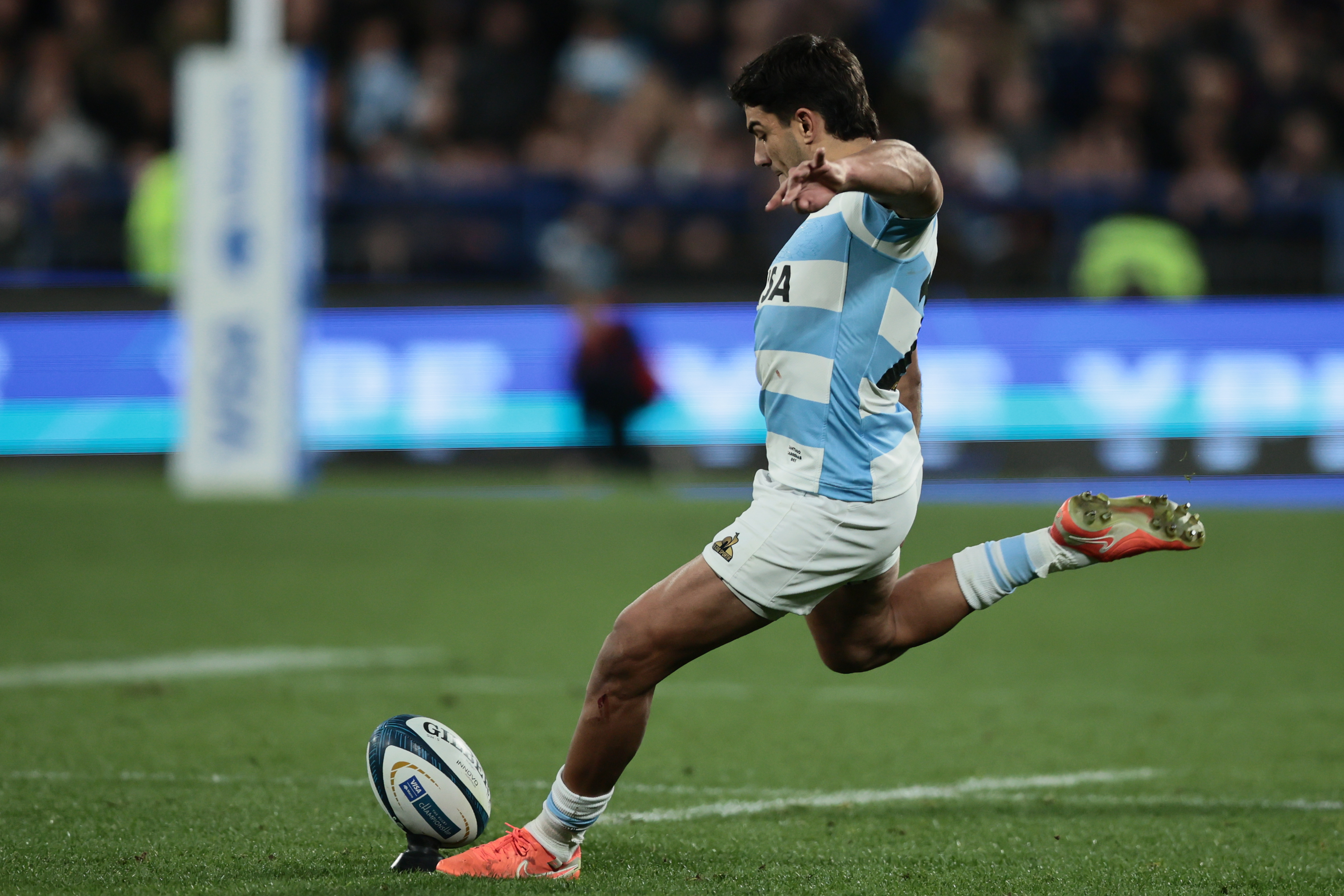 Los Pumas enfrentan a los All Blacks en Buenos Aires por el Rugby Championship Buenos Aires, Argentina – 23 agosto, 2025: Santiago Carreras (22) de Argentina. paeta el balon....
