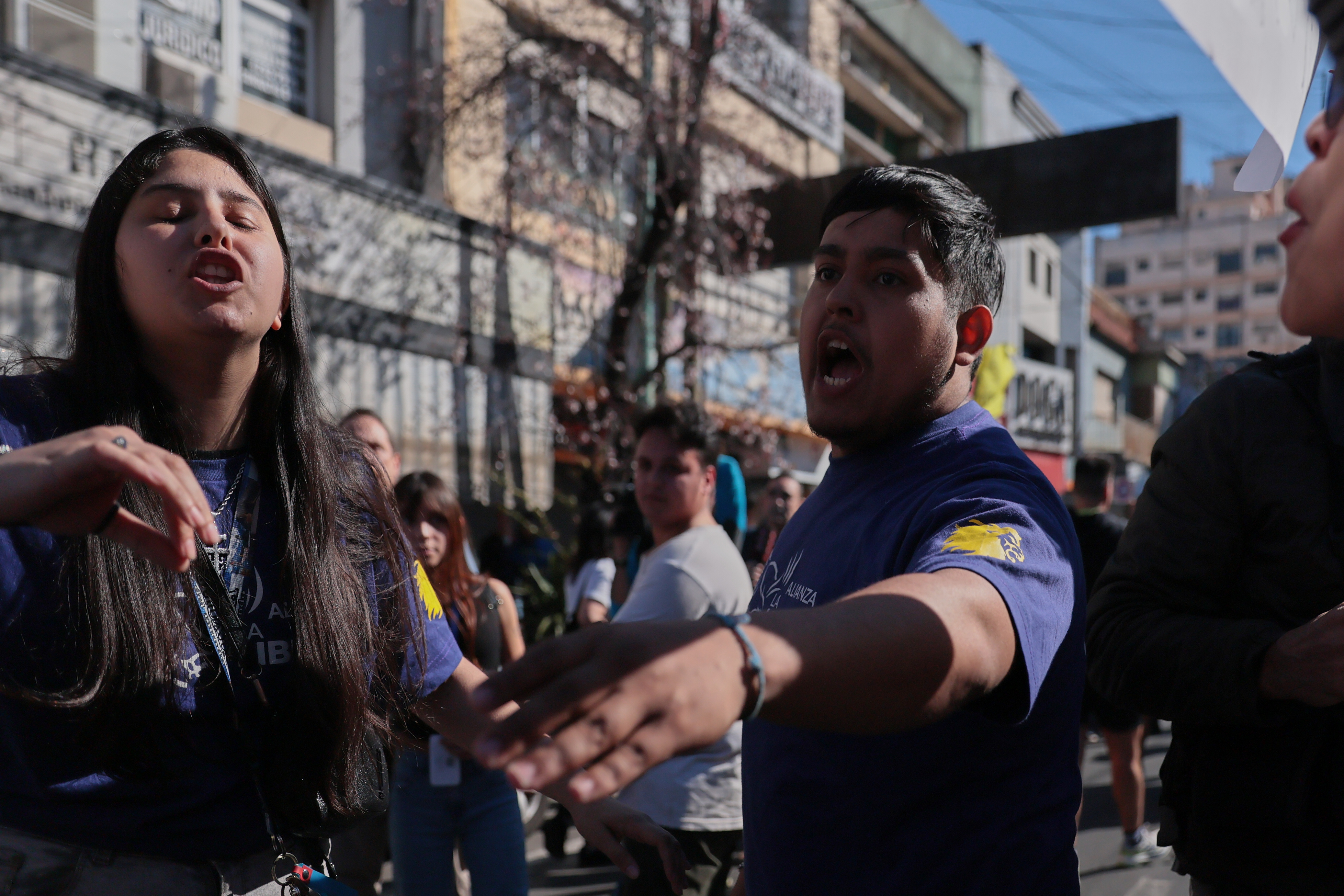 Protesters throw stones and bottles at presidential vehicle during campaign rally Lomas de Zamora, Argentina – August 27, 2025: Protesters attack Argentine President Javier Mile...