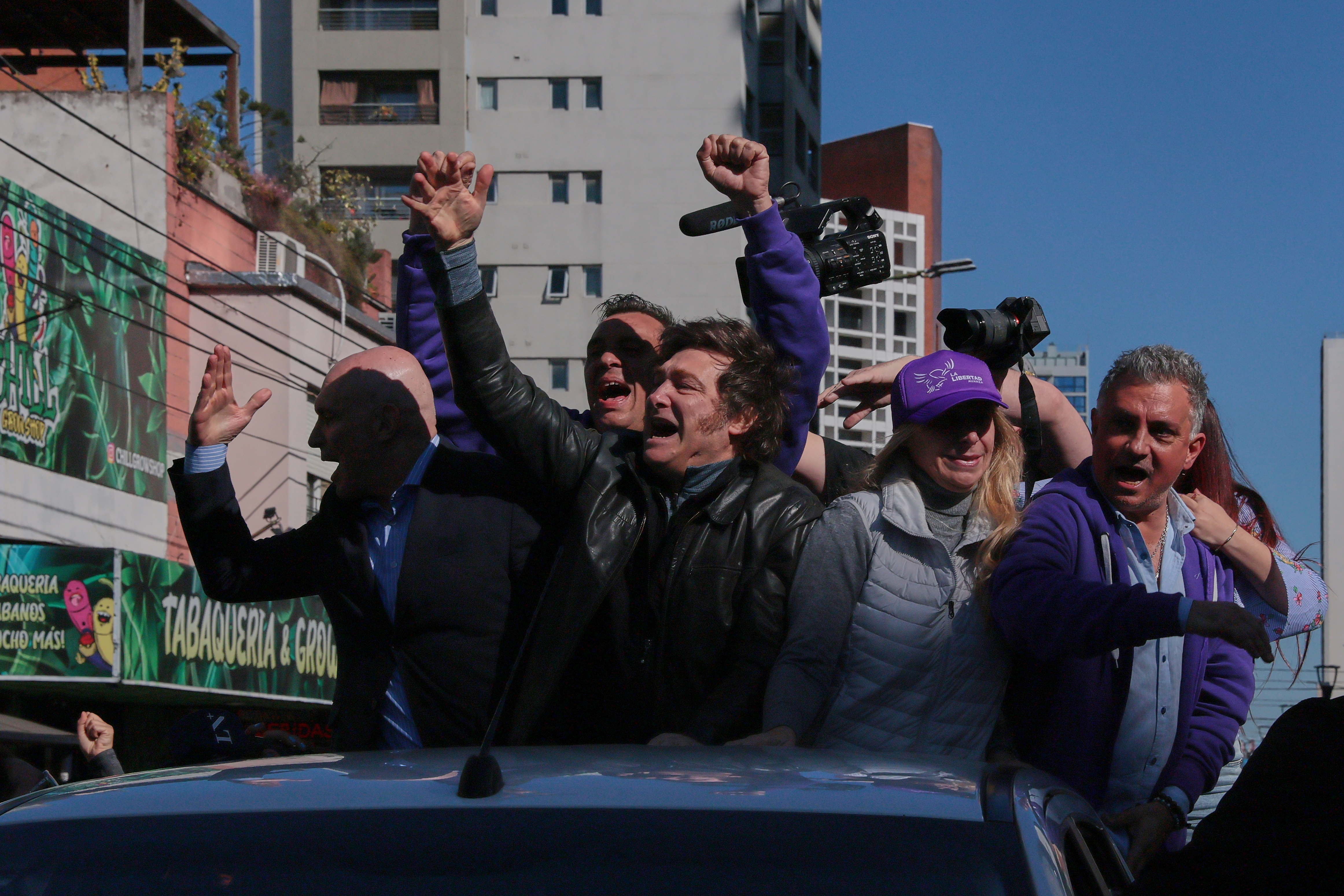 Protesters throw stones and bottles at presidential vehicle during campaign rally Lomas de Zamora, Argentina – August 27, 2025: Protesters attack Argentine President Javier Mile...