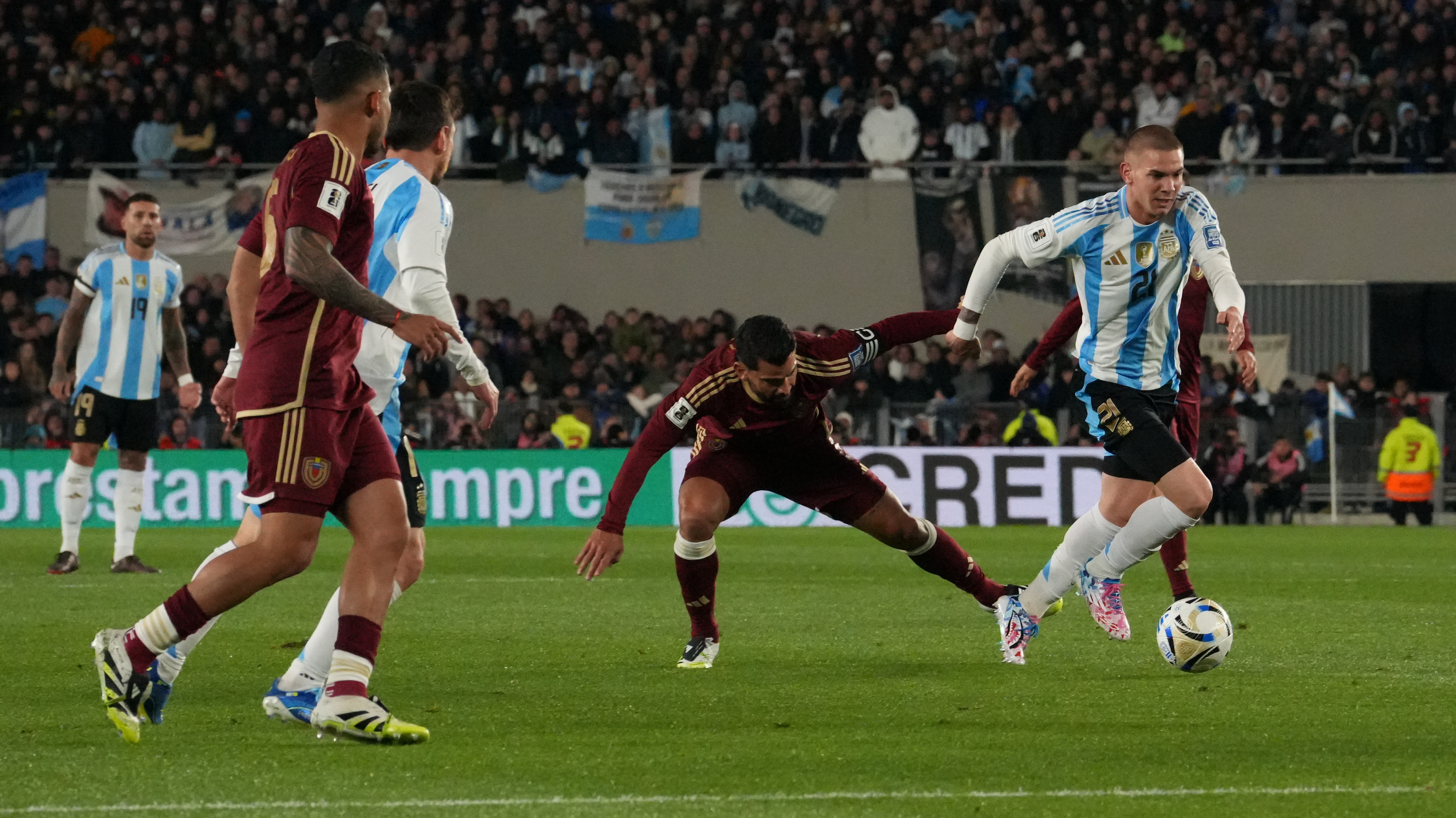 Pedro Mancini - UNAR Mastantuono (arg) dodges several Venezuelan players In a match that is undoubtedly special as it ...
