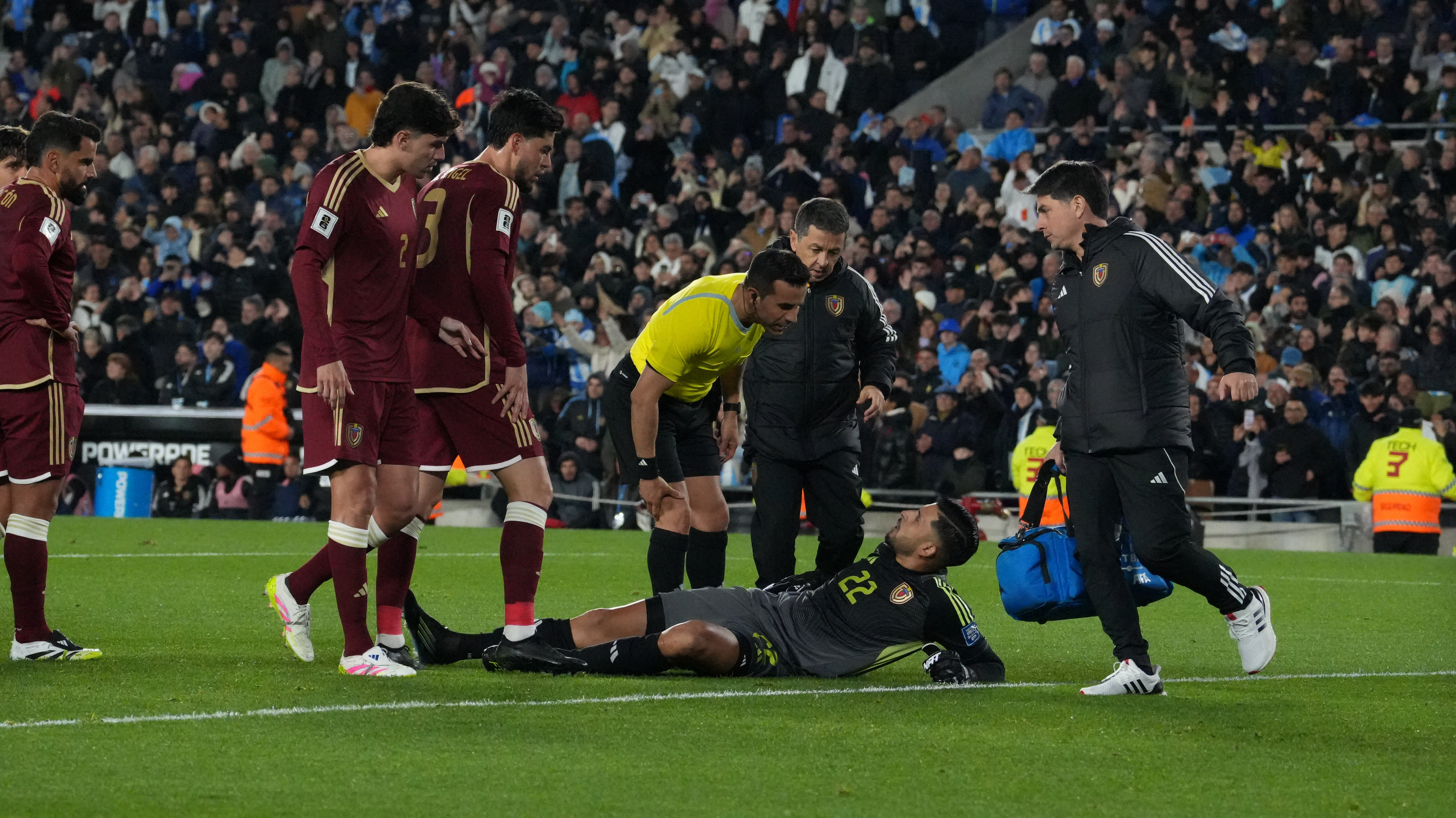 Pedro Mancini - UNAR Romo (venez) remains on the floor without serious injuries In a match that is undoubtedly special...