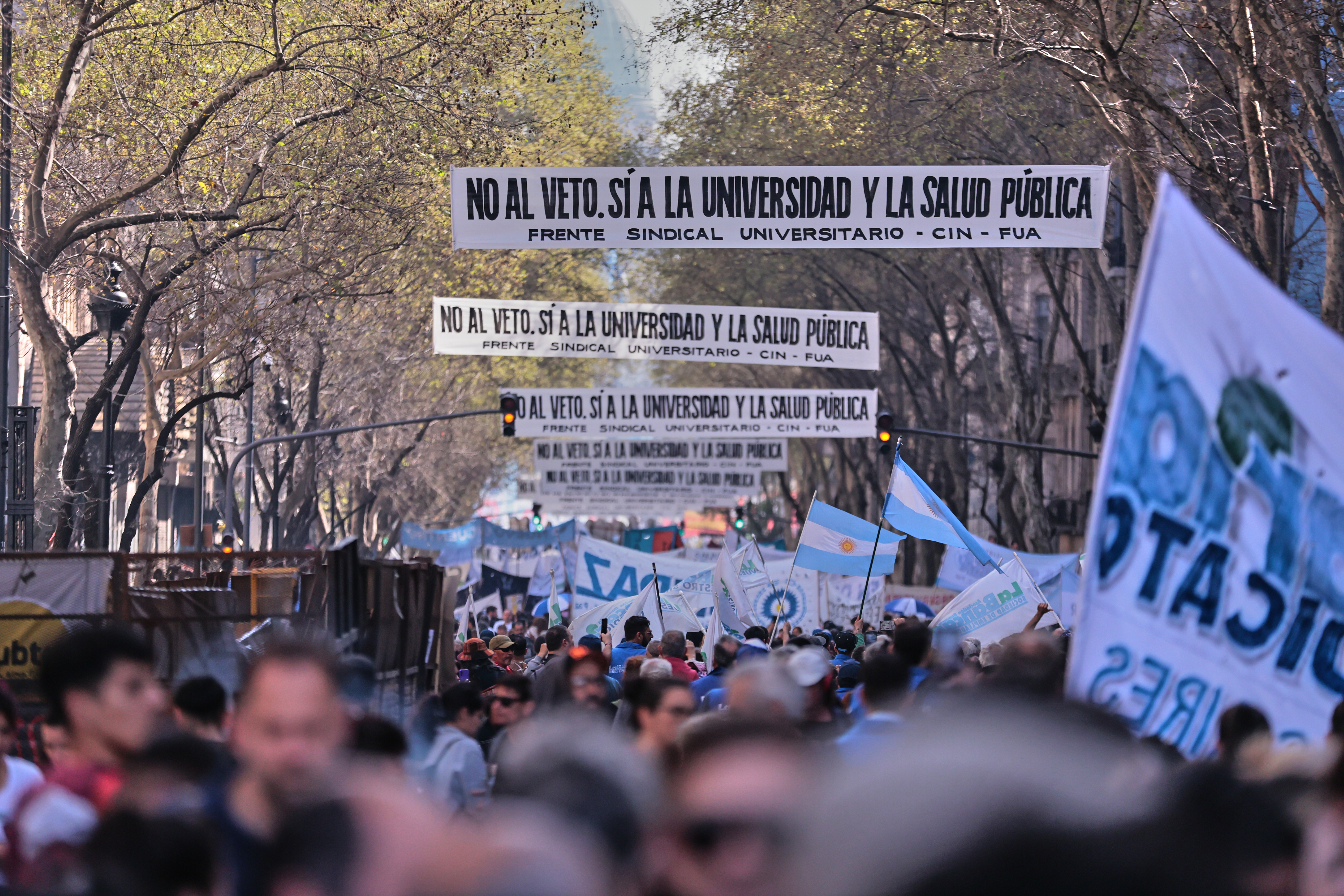IMG_4608 Buenos Aires, Argentina – 17 septiembre, 2025: Miles de estudiantes universitarios, docentes y ...