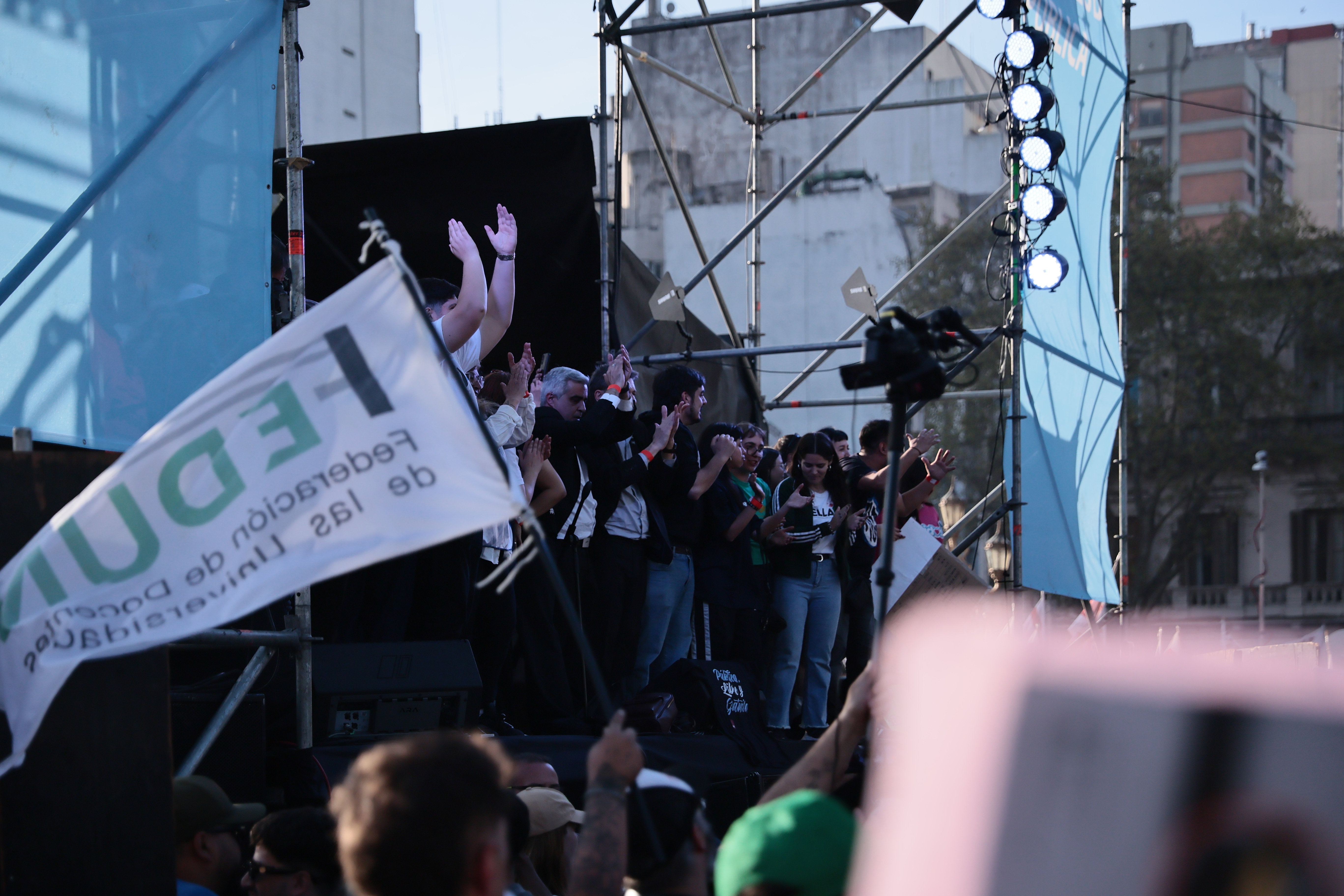 IMGO3084 Buenos Aires, Argentina – 17 septiembre, 2025: Miles de estudiantes universitarios, docentes y ...