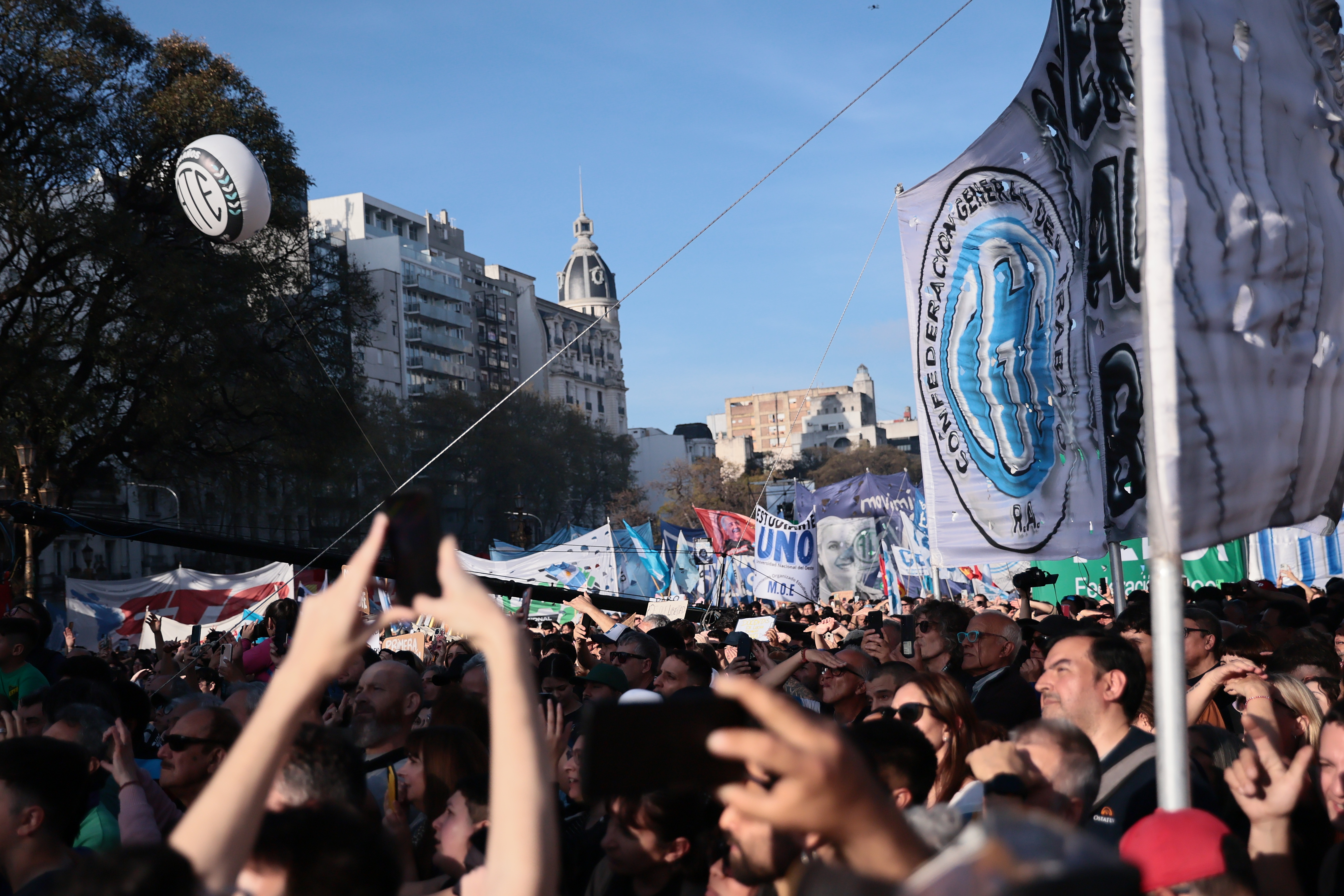IMGO2871 Buenos Aires, Argentina – 17 septiembre, 2025: Miles de estudiantes universitarios, docentes y ...