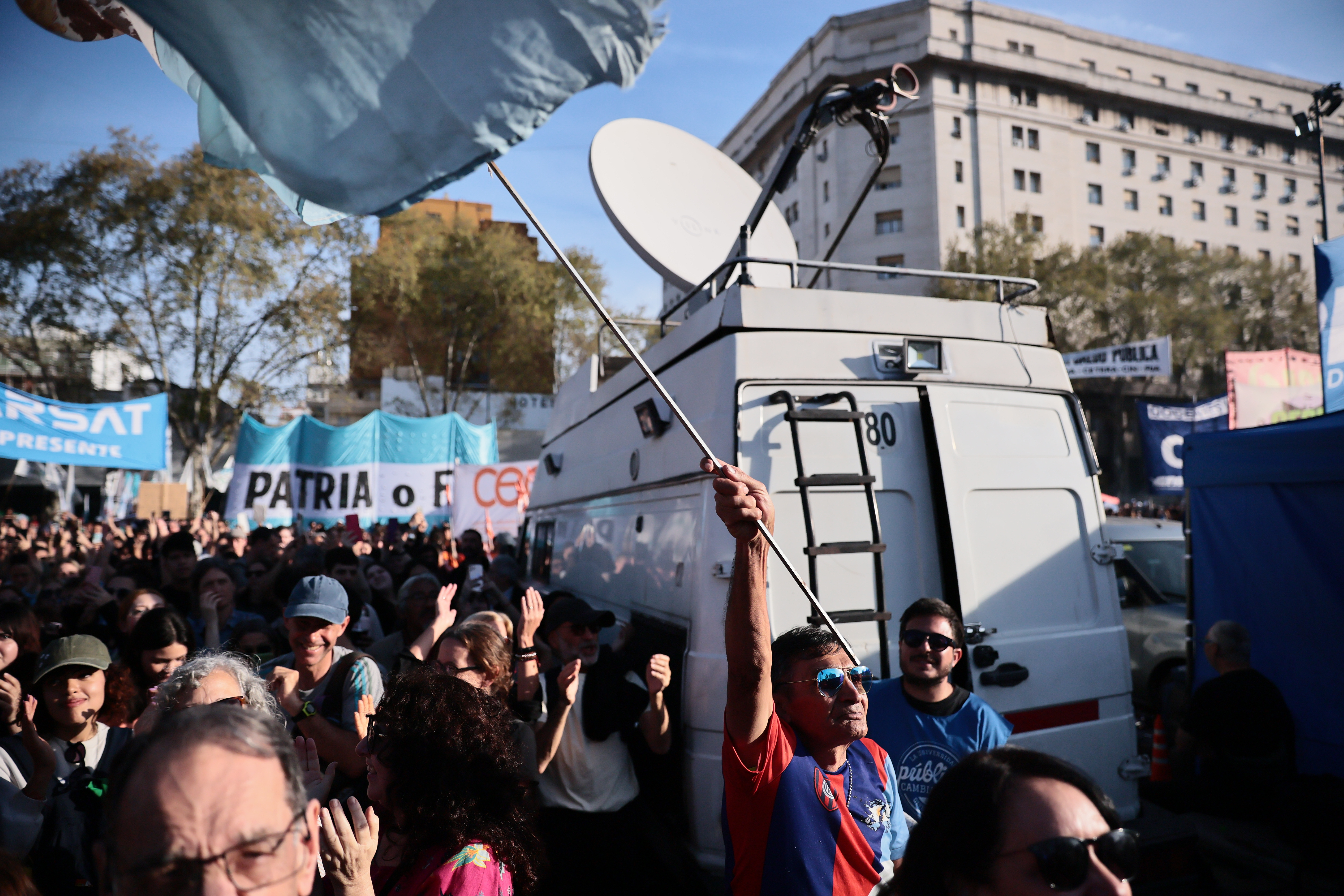 IMGO2835 Buenos Aires, Argentina – 17 septiembre, 2025: Miles de estudiantes universitarios, docentes y ...
