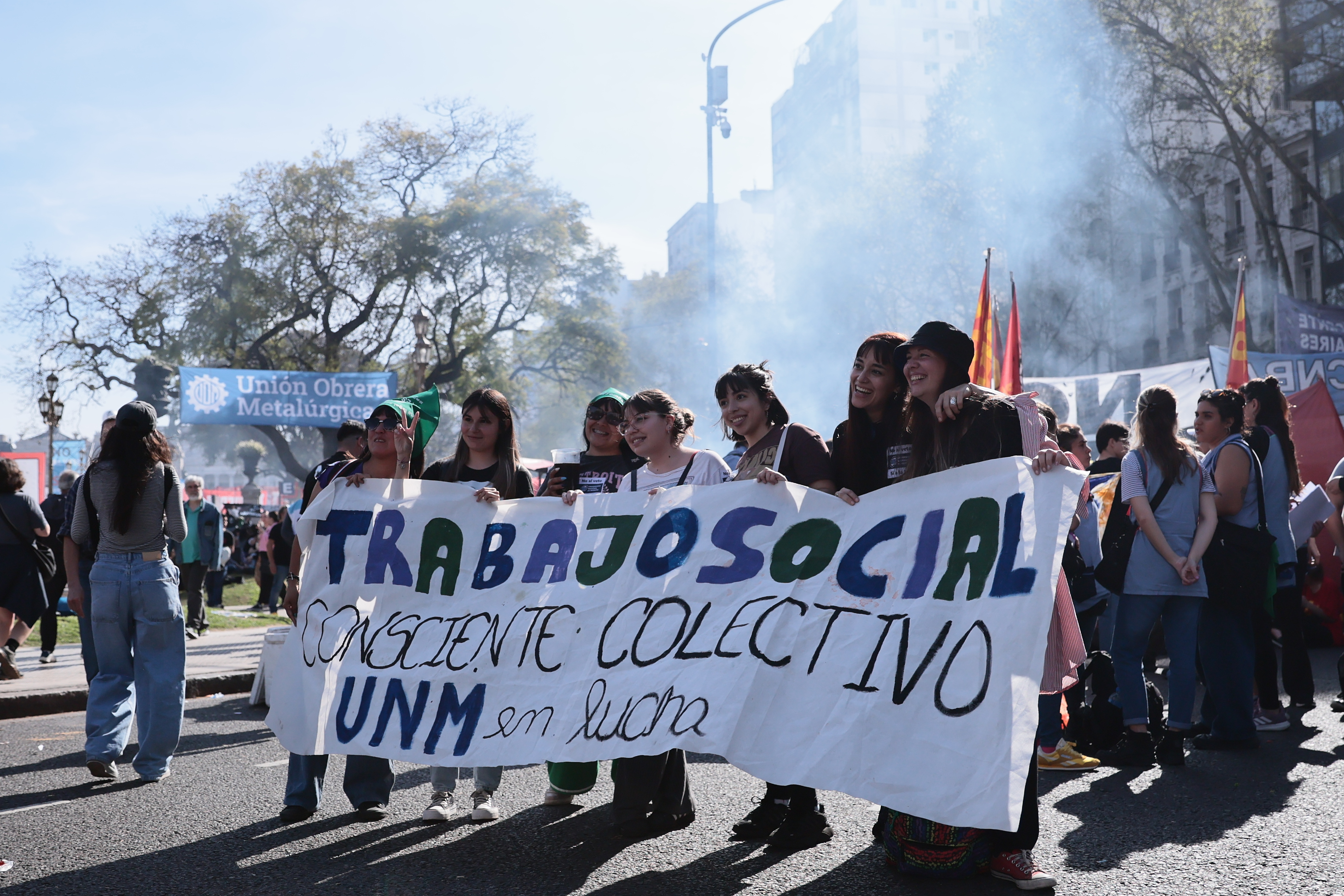 IMGO2356 Buenos Aires, Argentina – 17 septiembre, 2025: Miles de estudiantes universitarios, docentes y ...
