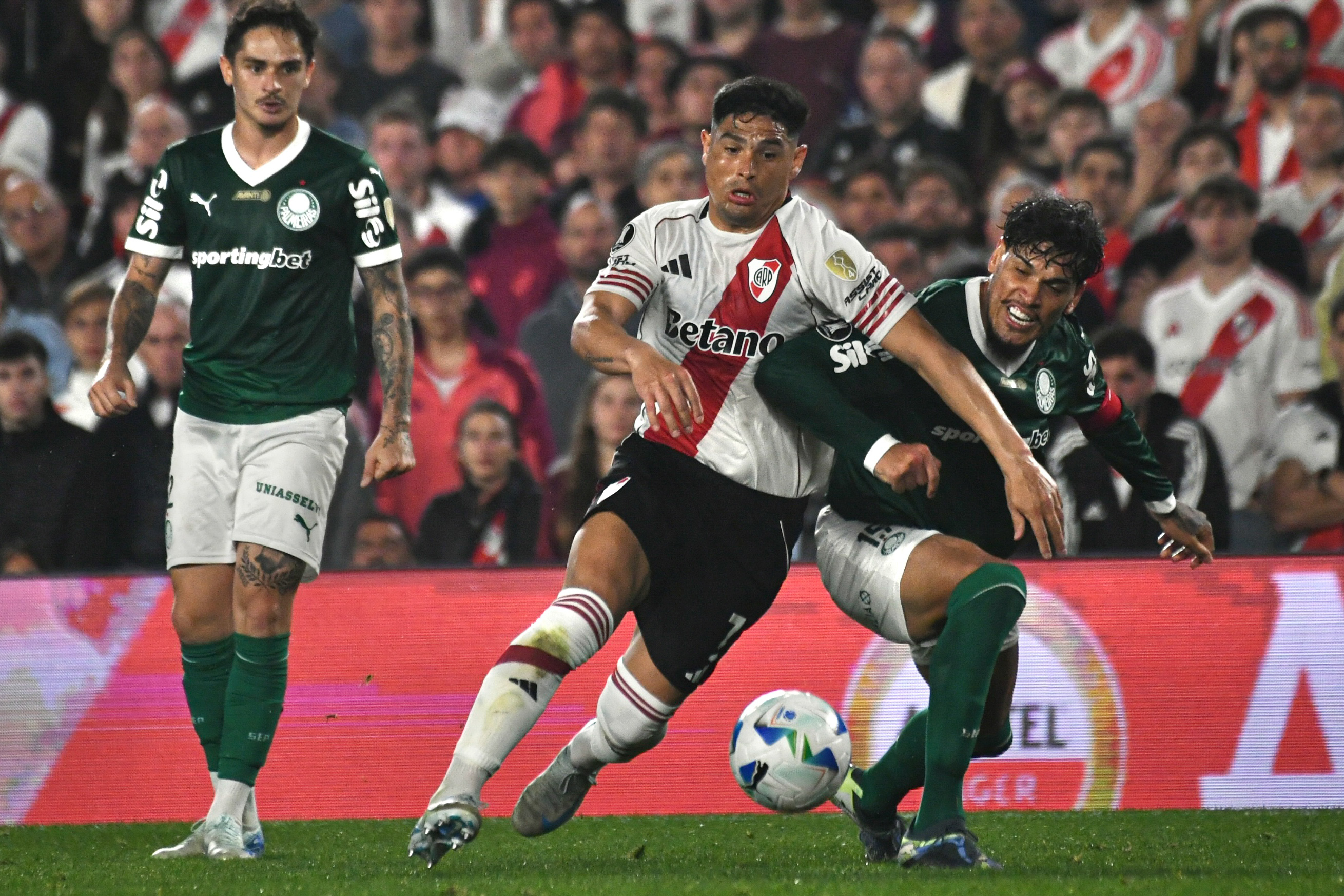 River hosts Palmeiras in Libertadores quarter-final first leg Buenos Aires, Argentina – September 17, 2025: River Plate hosts Palmeiras tonight at the Monume...