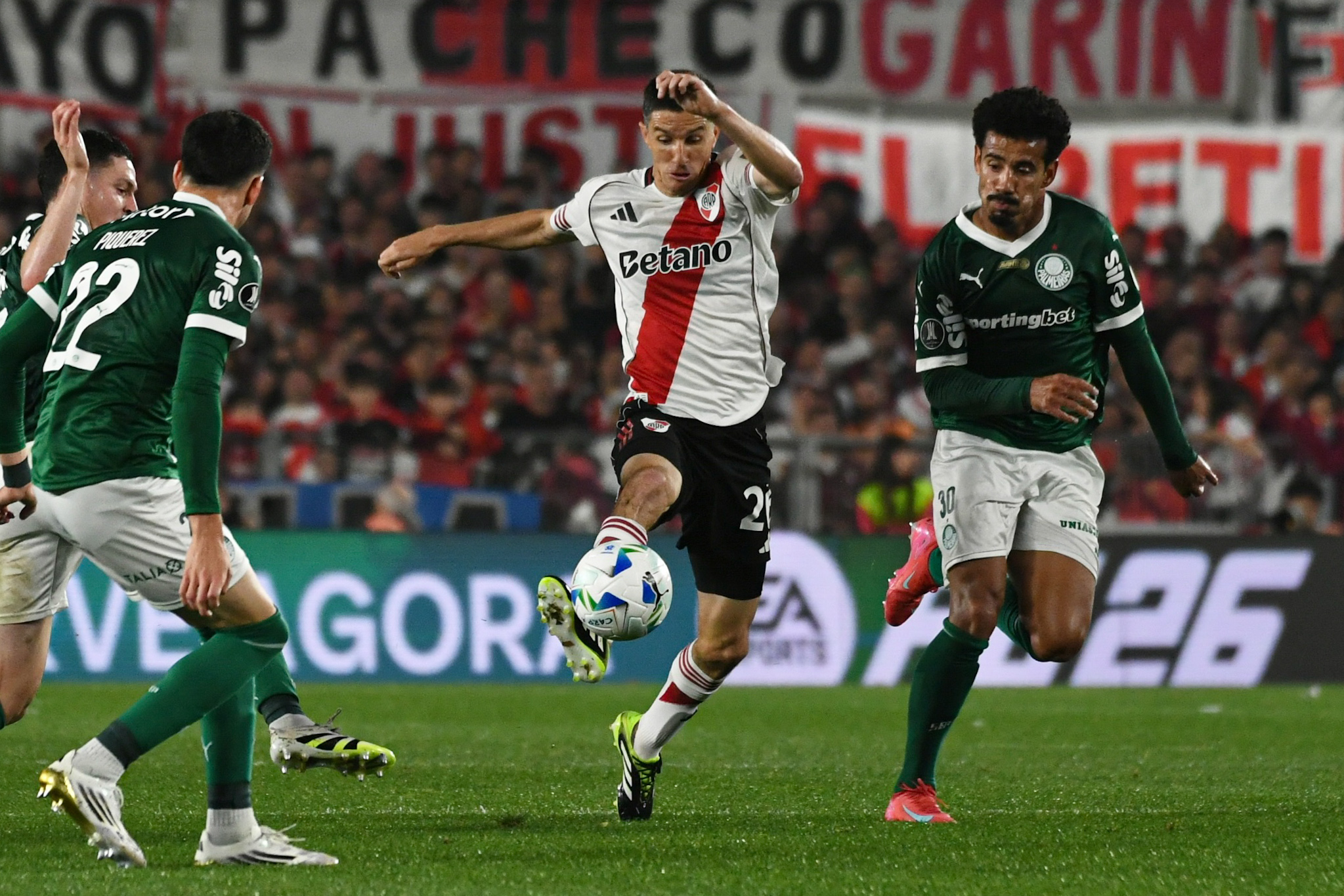 River hosts Palmeiras in Libertadores quarter-final first leg Buenos Aires, Argentina – September 17, 2025: River Plate hosts Palmeiras tonight at the Monume...