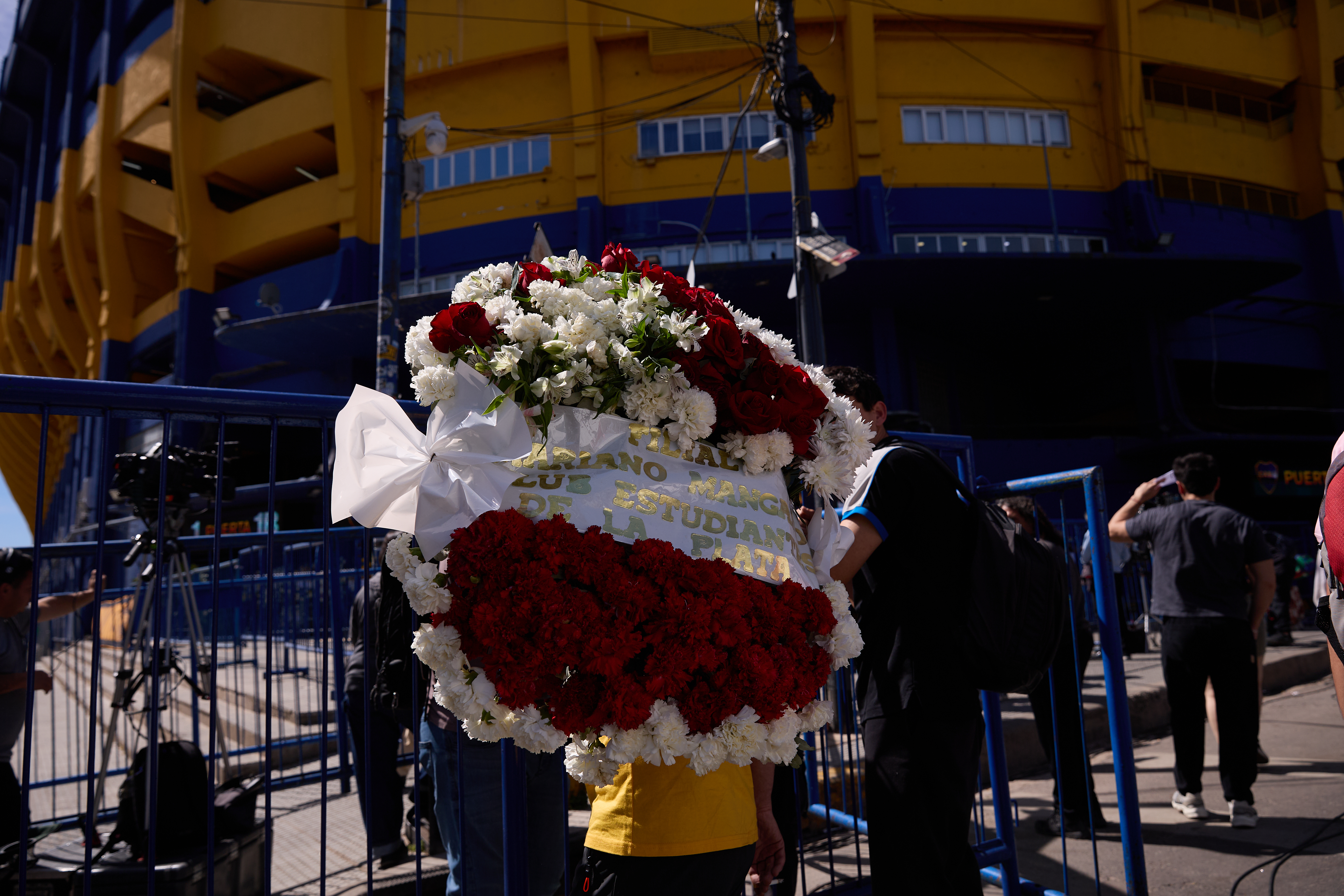 I_LG0949 BUENOS AIRES, ARGENTINA – OCTOBER 9, 2025: Fans begin to gather at La Bombonera to pay tribute ...