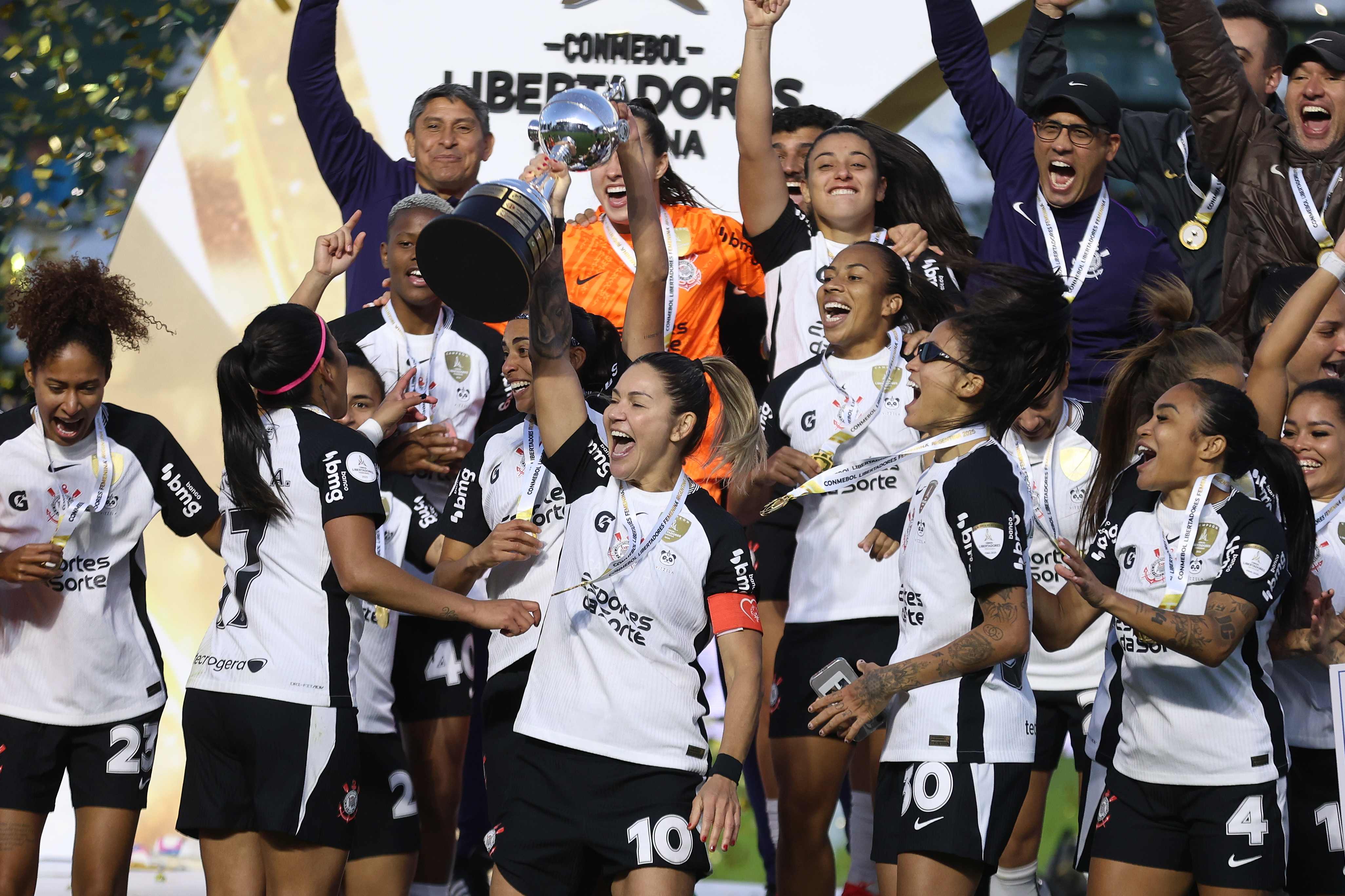 Brazilian club claims sixth title, third straight, by beating Deportivo Cali on penalties Buenos Aires, Argentina – October 18, 2025: Gabriela Zanotti (c) from Corinthians. Corinthians...