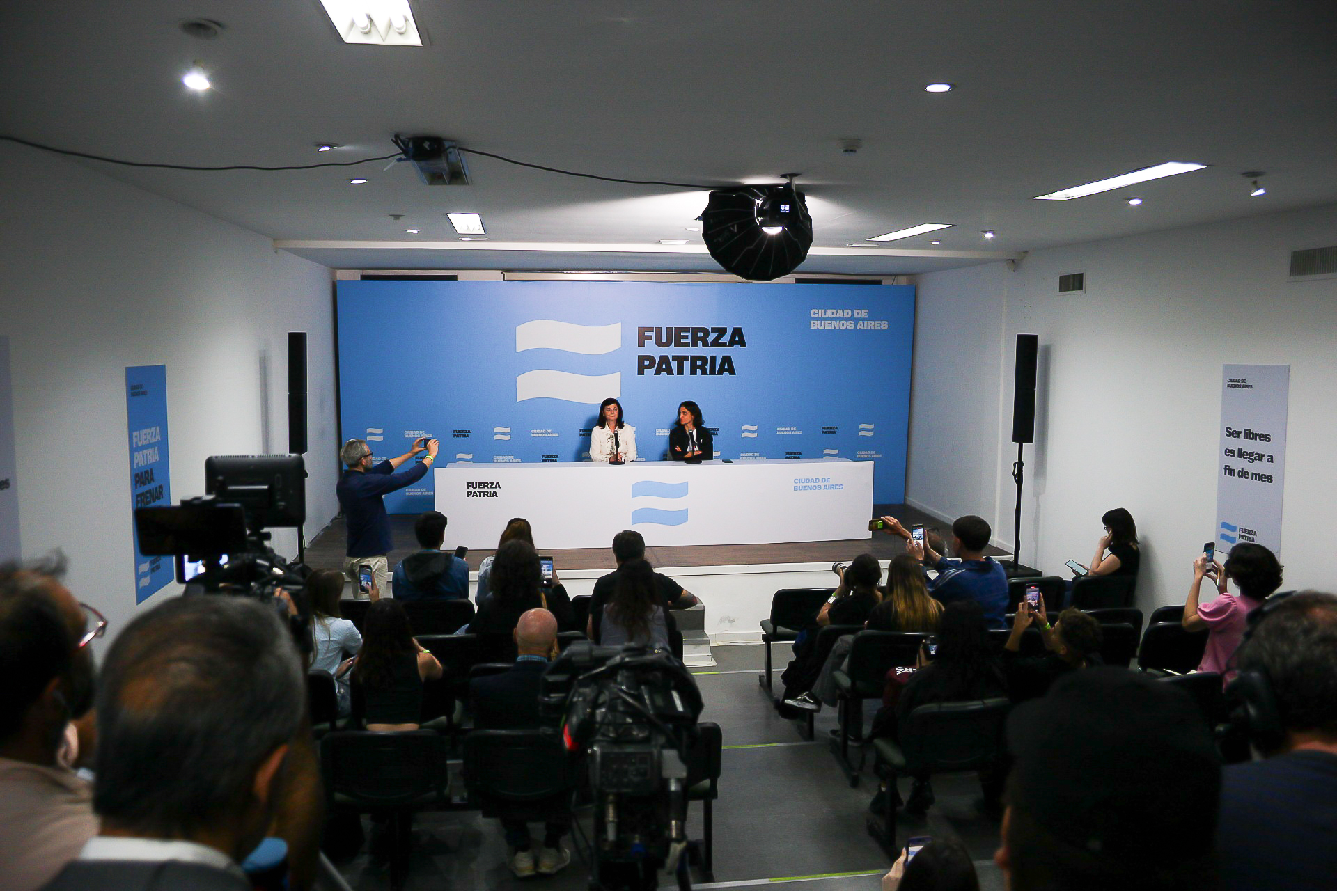 de izq a derecha: Kelly Olmos - Lucia Cámpora