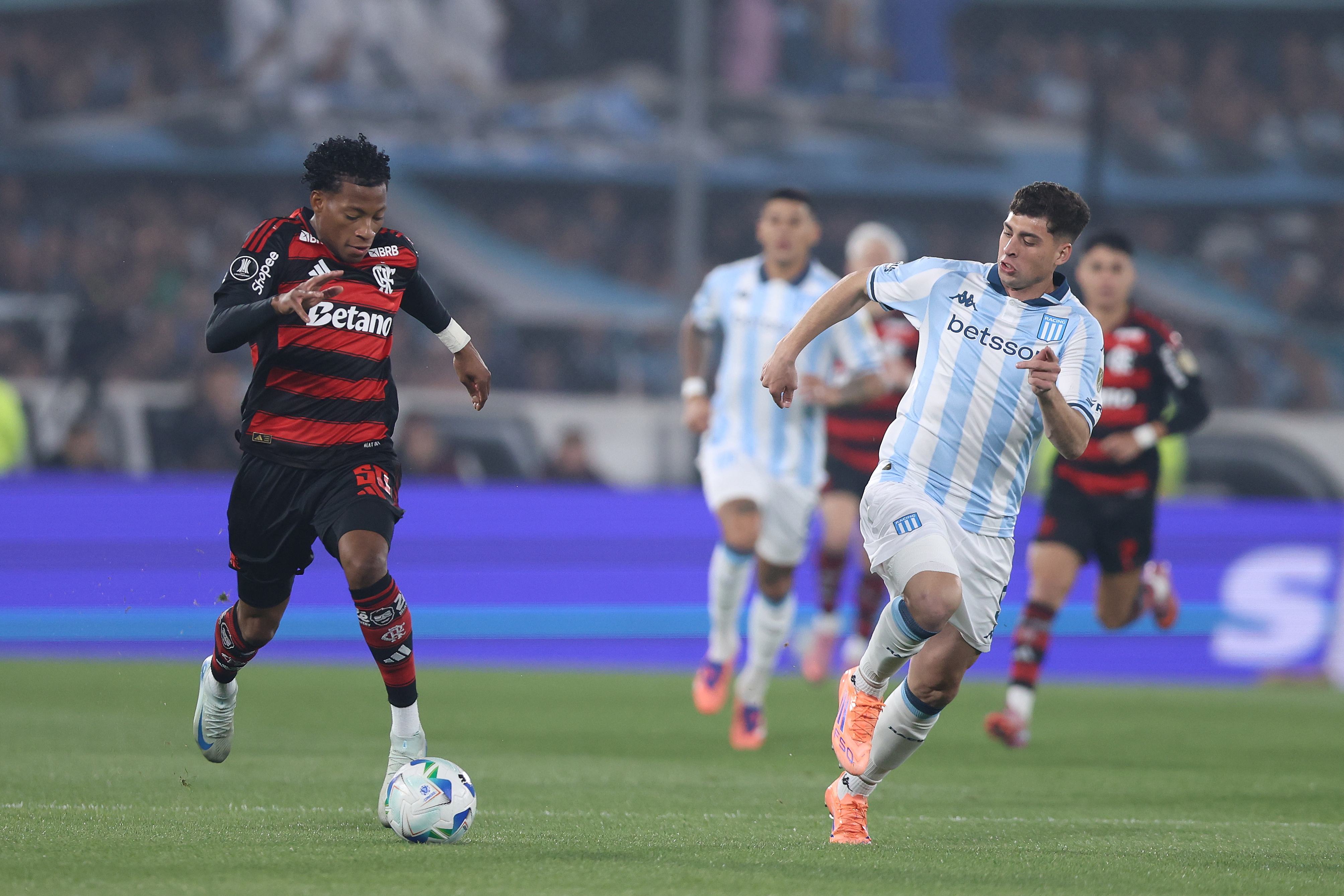 The Argentine "Academia" failed to overturn the tie despite a numerical advantage and was denied by goalkeeper Agustín Rossi Avellaneda, Argentina – October 29, 2025: Racing Club was eliminated from the 2025 Copa Liberta...