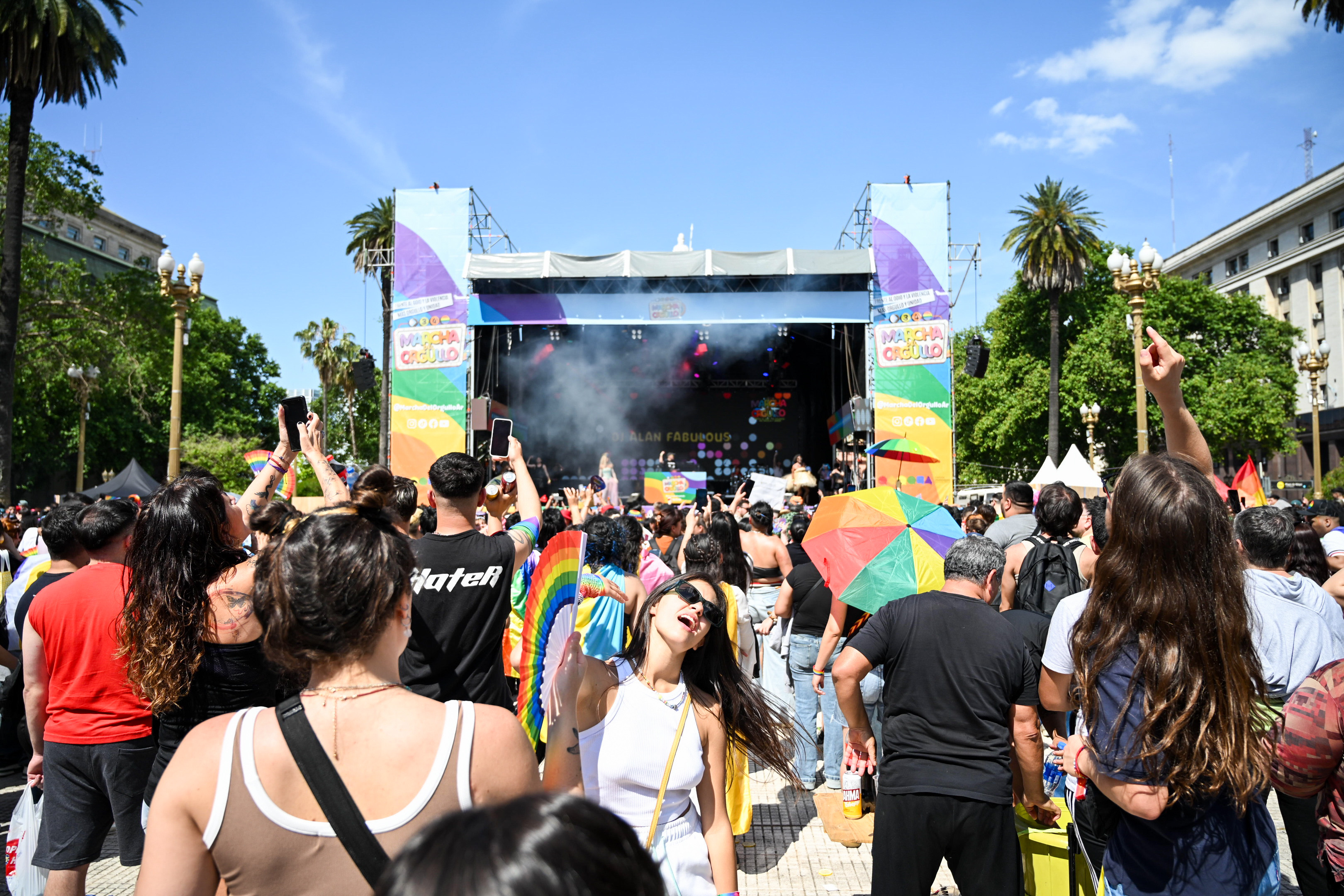 Personas de la comunidad LGBTQ+ participaron este sábado 1 de noviembre de 2025 en la 31ª edici...