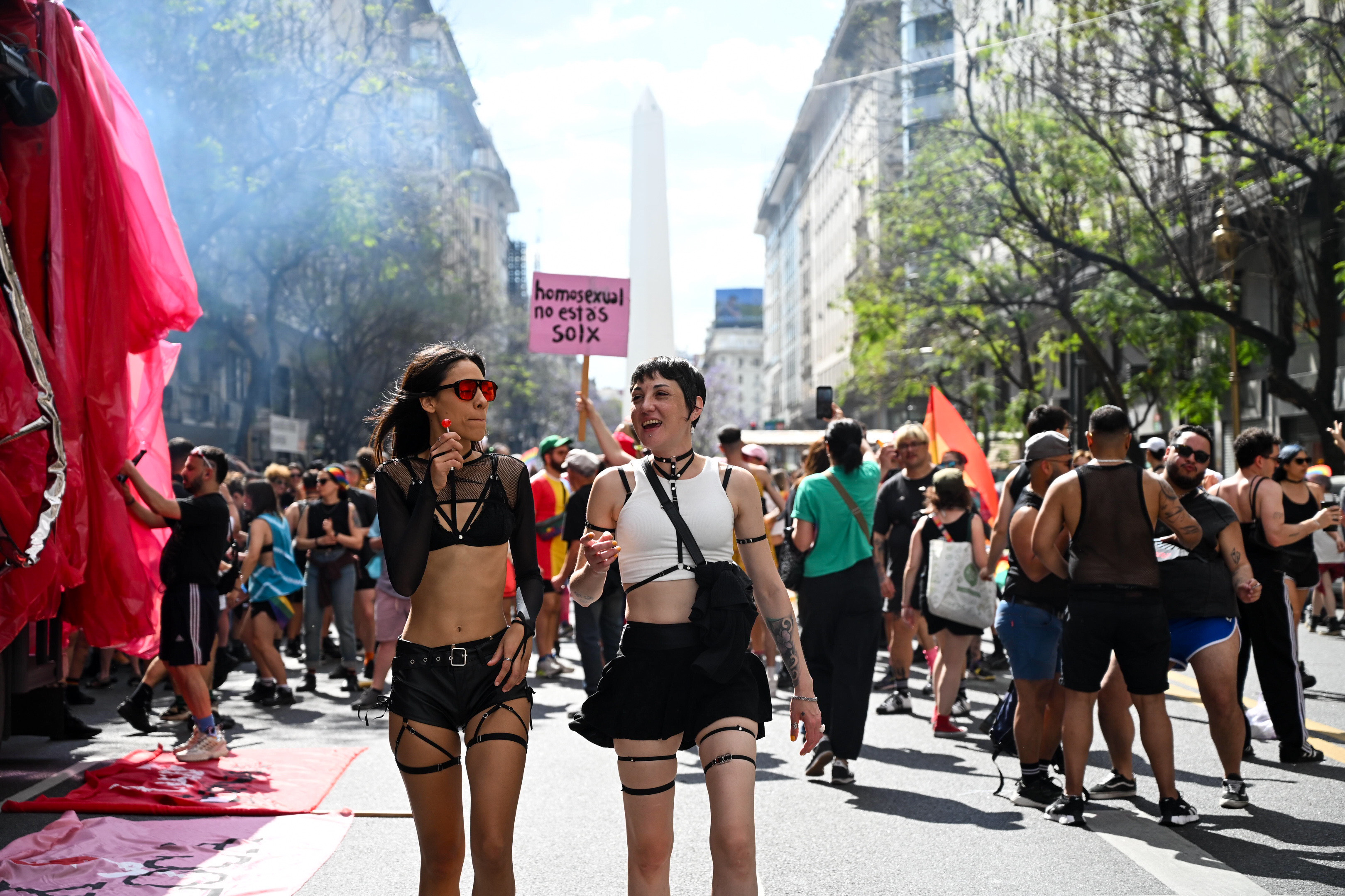 Personas de la comunidad LGBTQ+ participaron este sábado 1 de noviembre de 2025 en la 31ª edici...