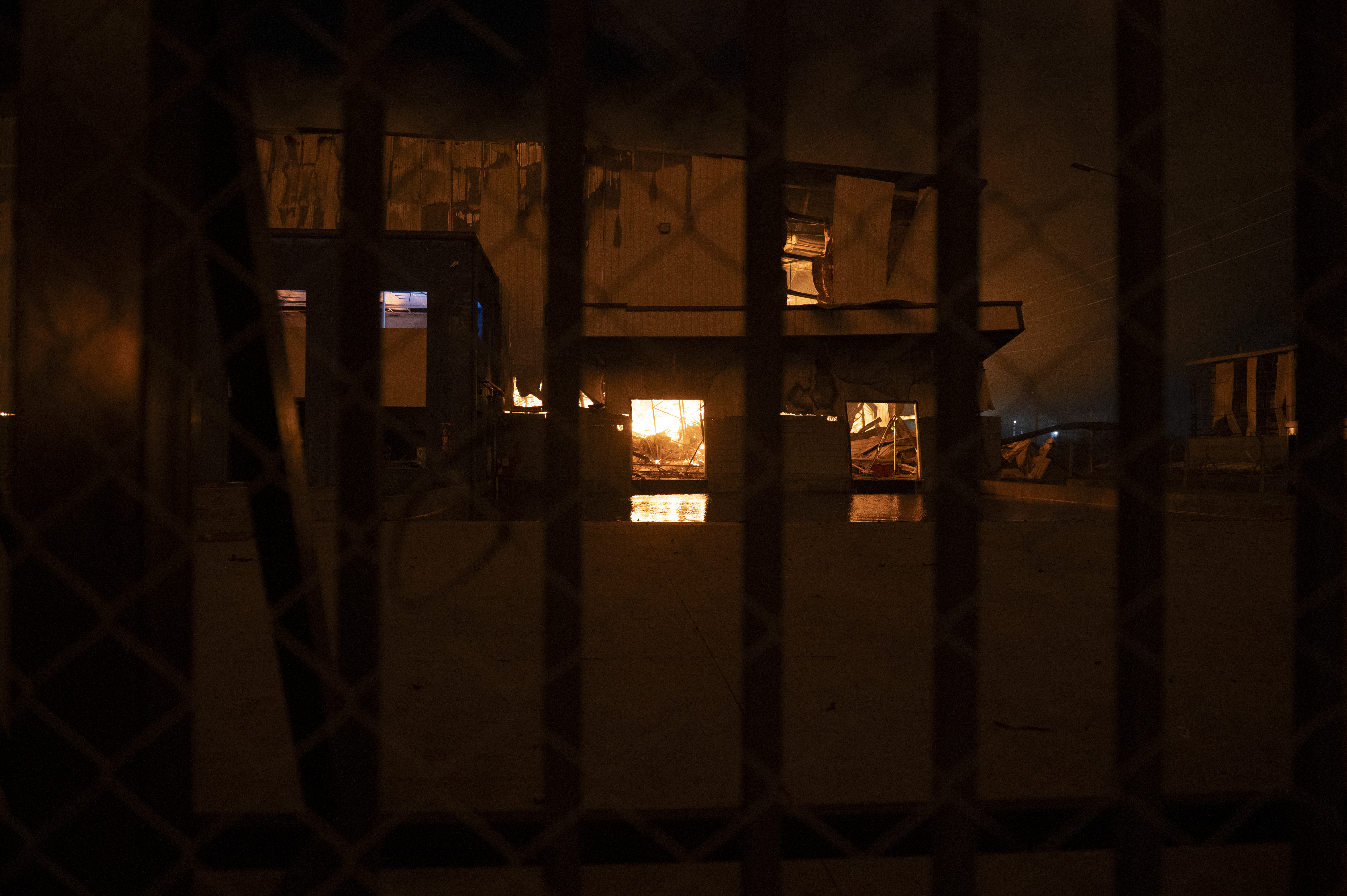 NSR_4301 Buenos Aires, Argentina 15 Noviembre, 2025: Un fuerte incendio afecta al polo industrial de Ezeiz...