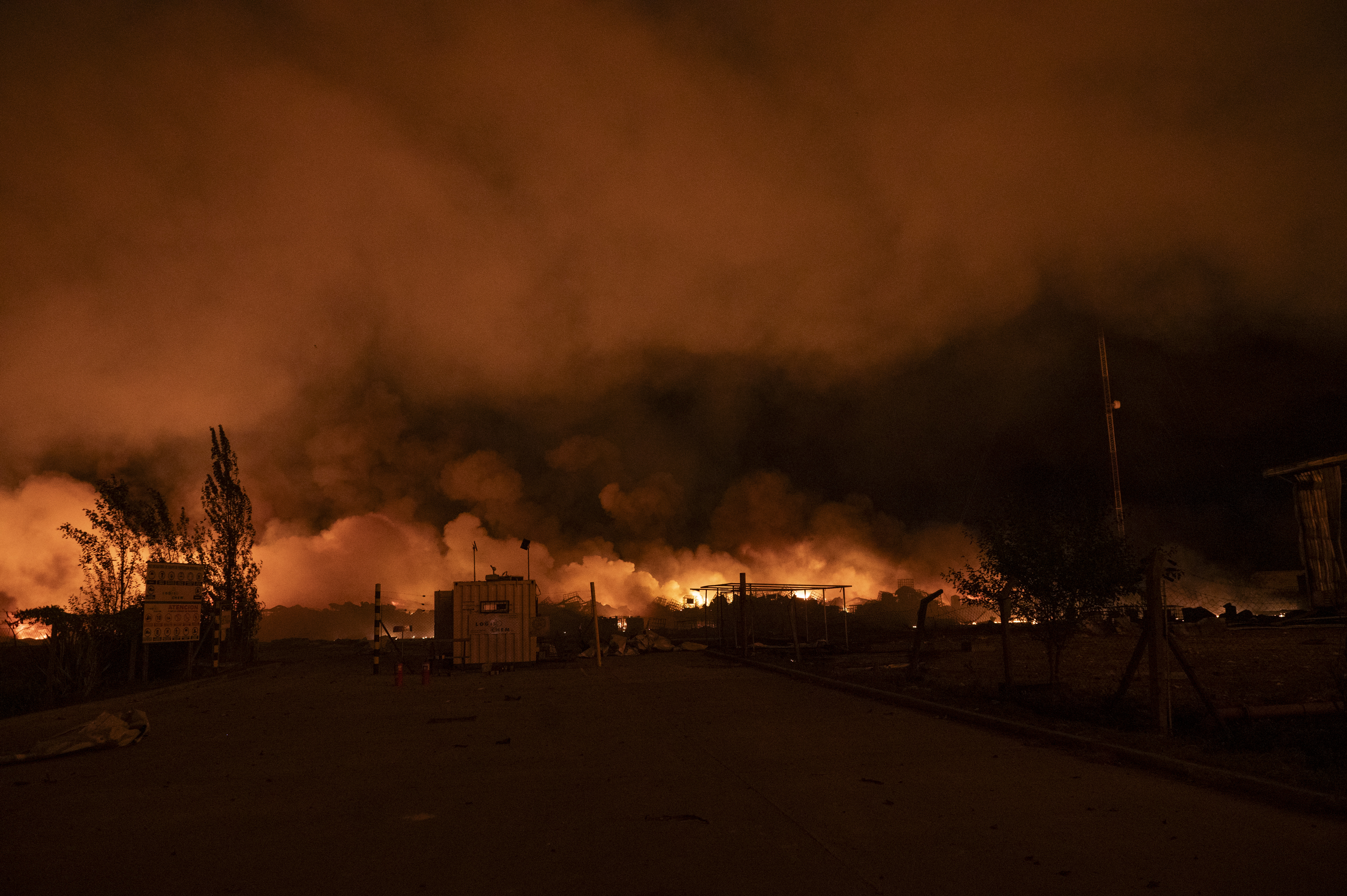 NSR_4284 Buenos Aires, Argentina 15 Noviembre, 2025: Un fuerte incendio afecta al polo industrial de Ezeiz...
