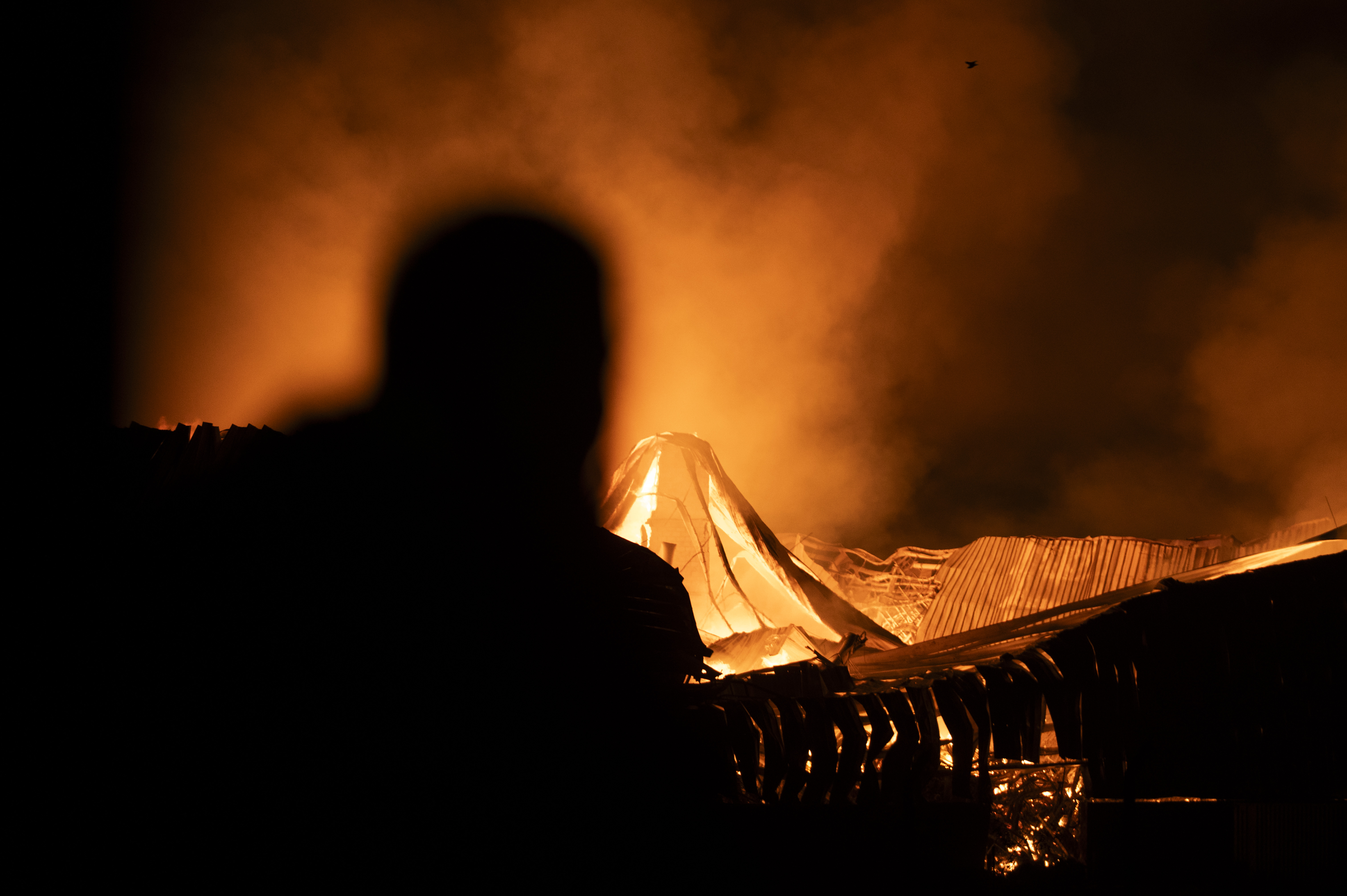Buenos Aires, Argentina 15 Noviembre, 2025: Un fuerte incendio afecta al polo industrial de Ezeiz...