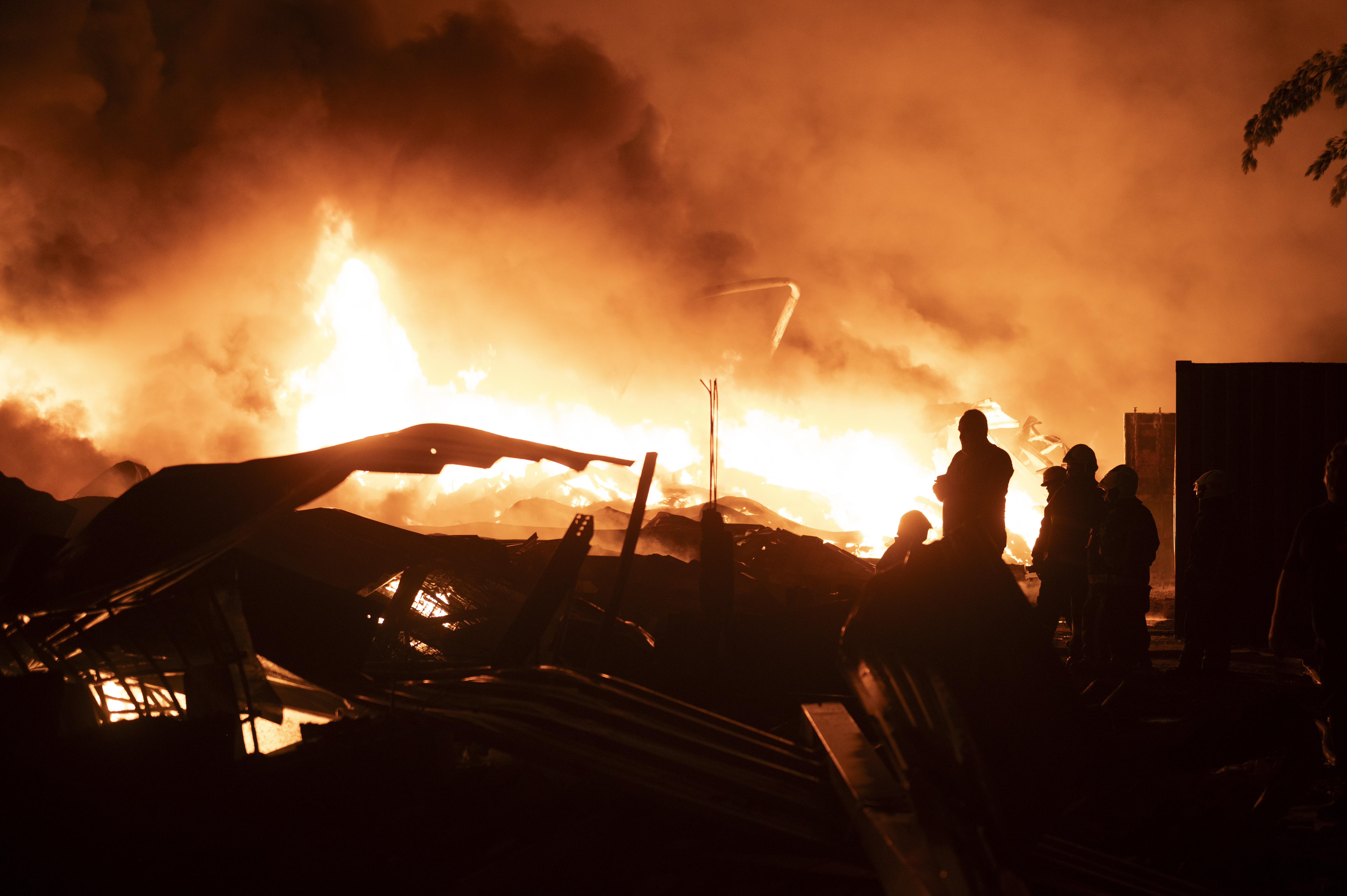 NSR_4544 Buenos Aires, Argentina 15 Noviembre, 2025: Un fuerte incendio afecta al polo industrial de Ezeiz...