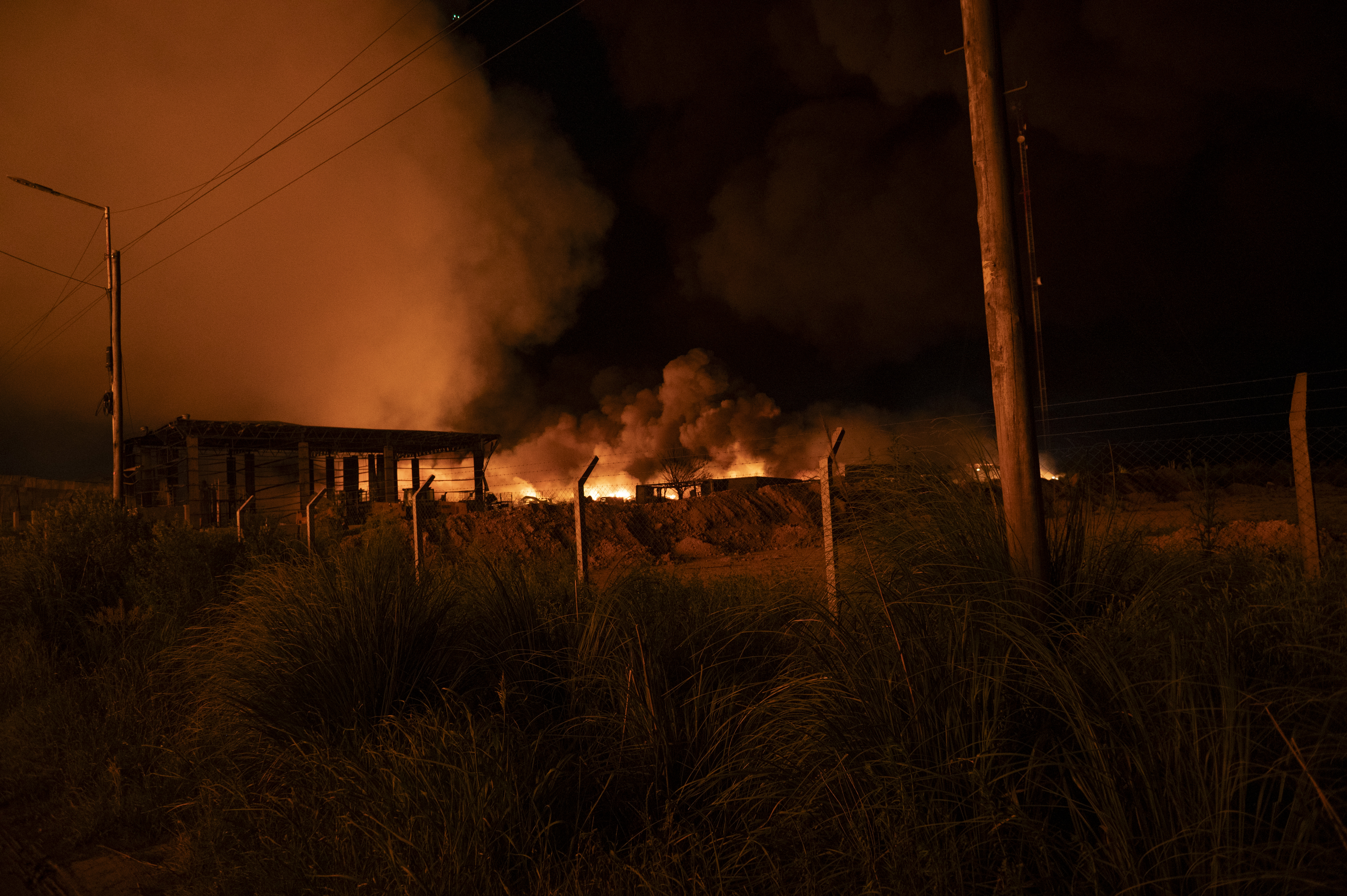 Buenos Aires, Argentina 15 Noviembre, 2025: Un fuerte incendio afecta al polo industrial de Ezeiz...
