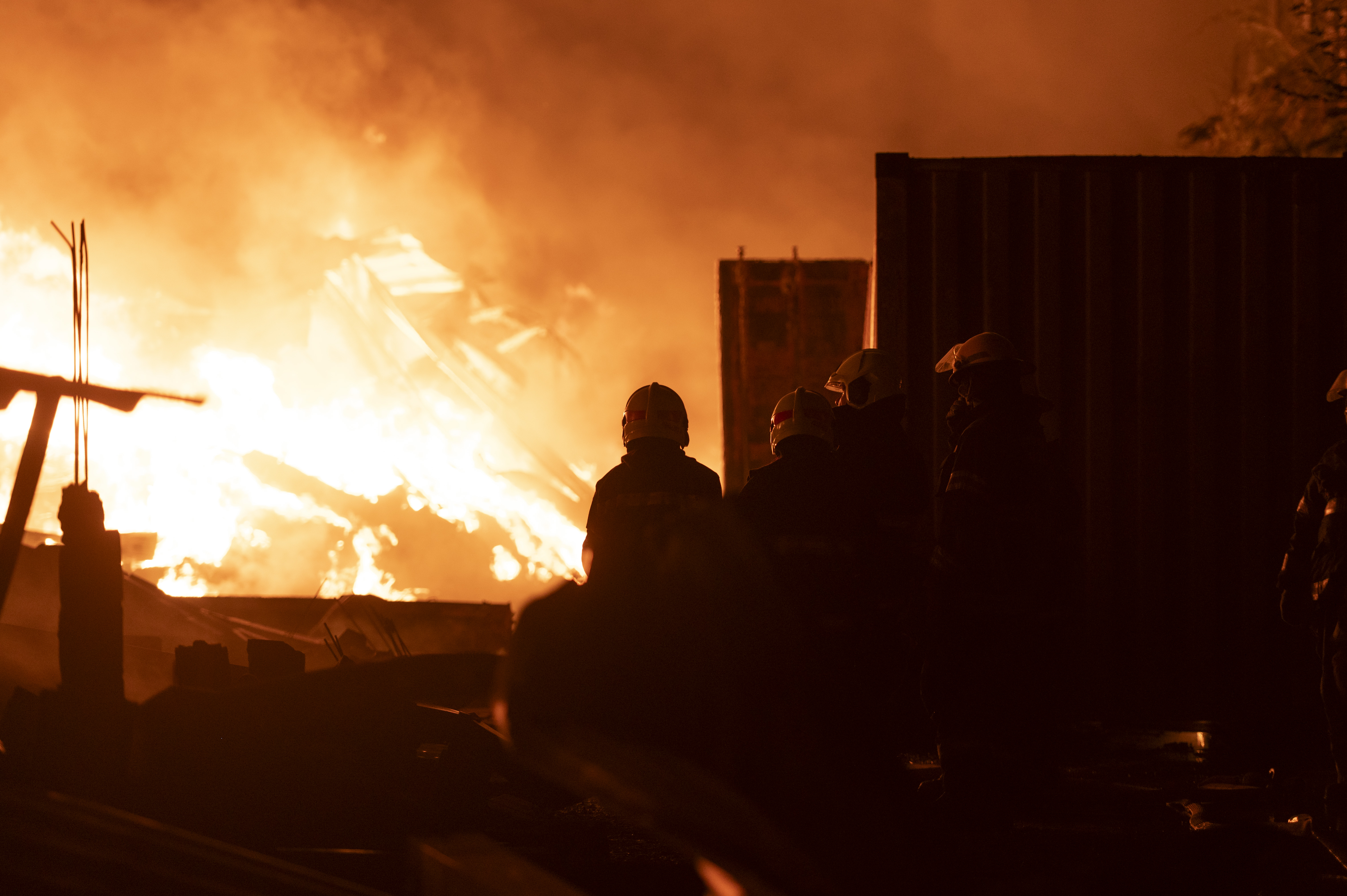 Buenos Aires, Argentina 15 Noviembre, 2025: Un fuerte incendio afecta al polo industrial de Ezeiz...