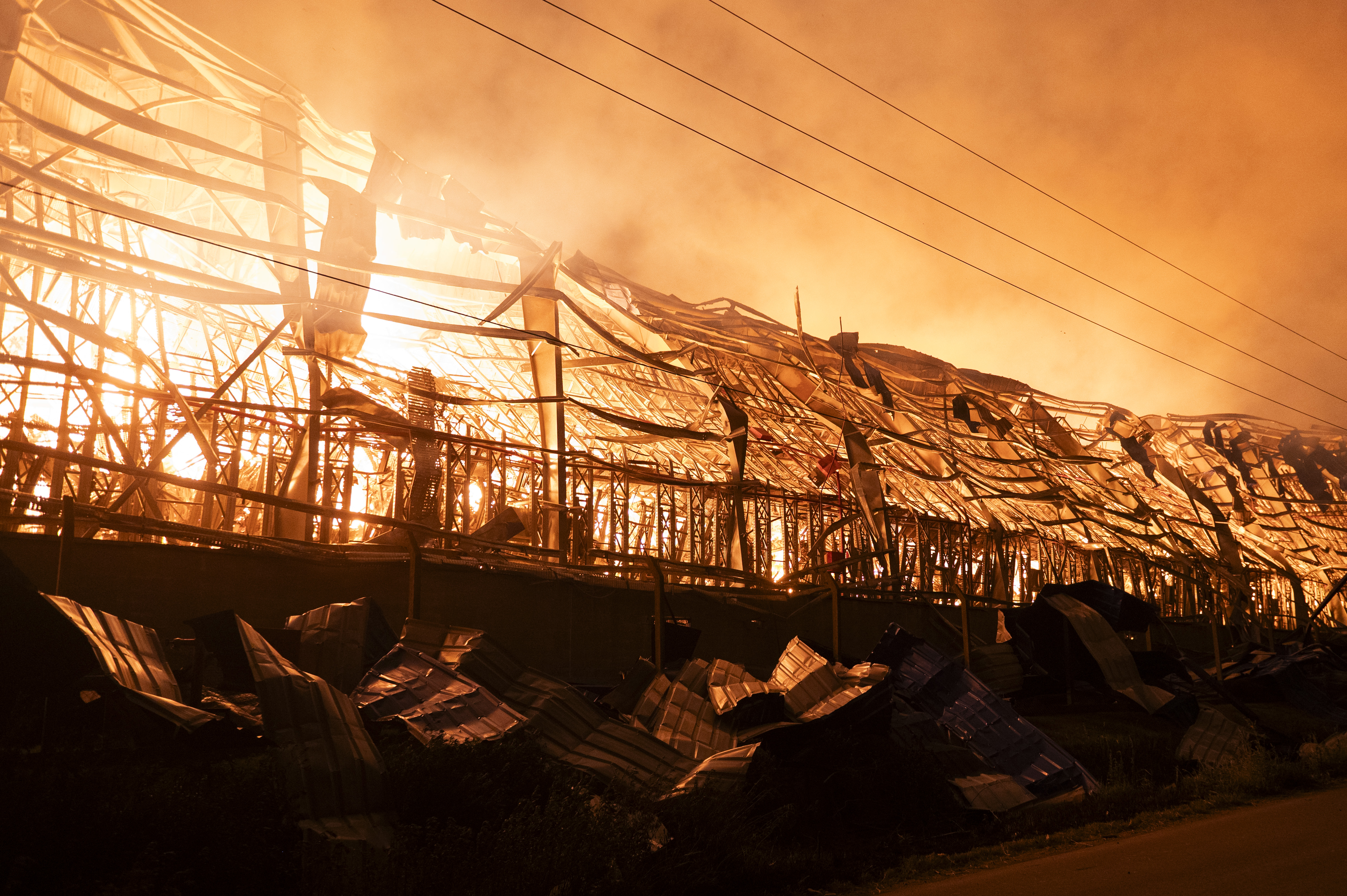 Buenos Aires, Argentina 15 Noviembre, 2025: Un fuerte incendio afecta al polo industrial de Ezeiz...