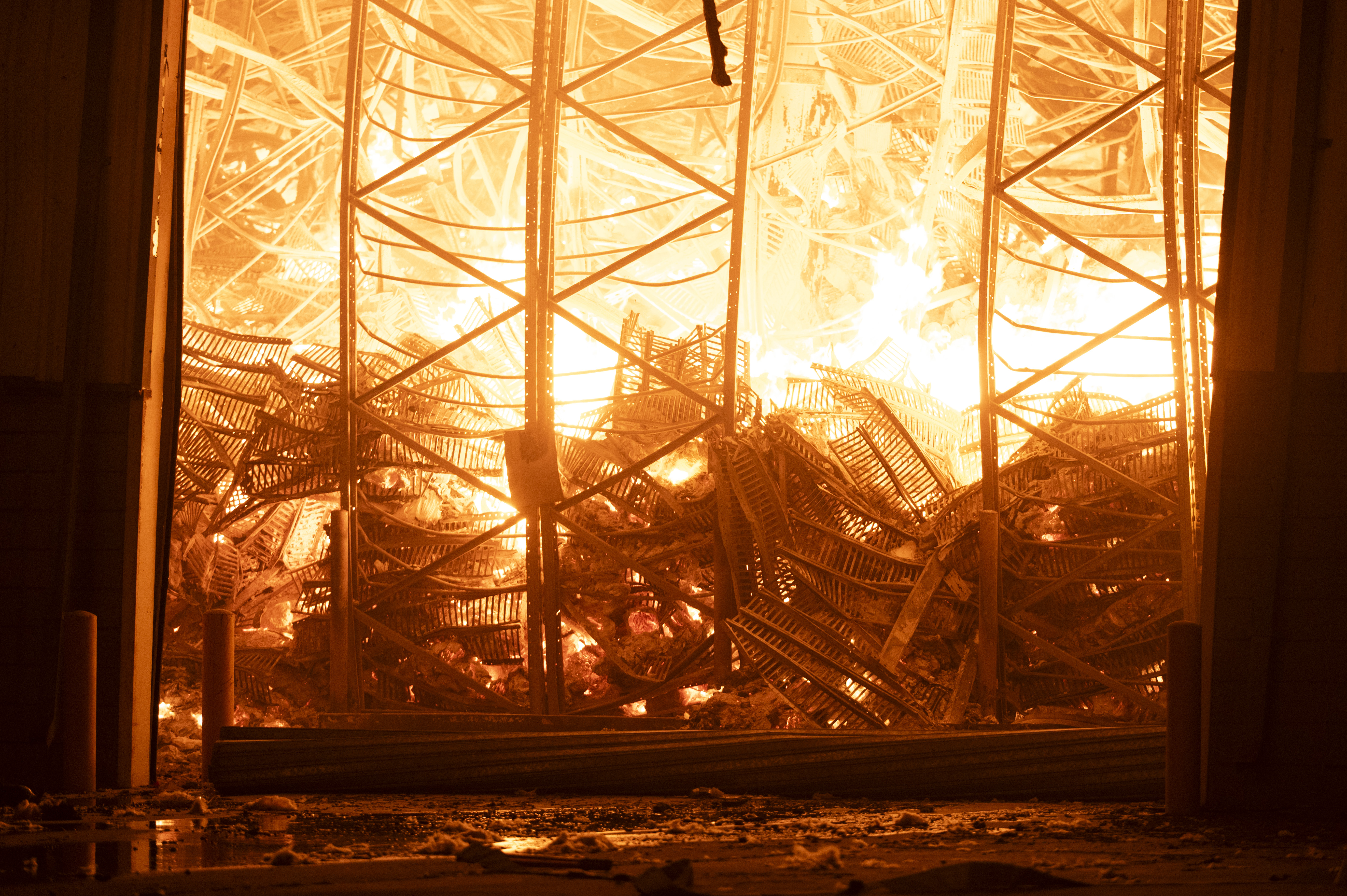 Buenos Aires, Argentina 15 Noviembre, 2025: Un fuerte incendio afecta al polo industrial de Ezeiz...