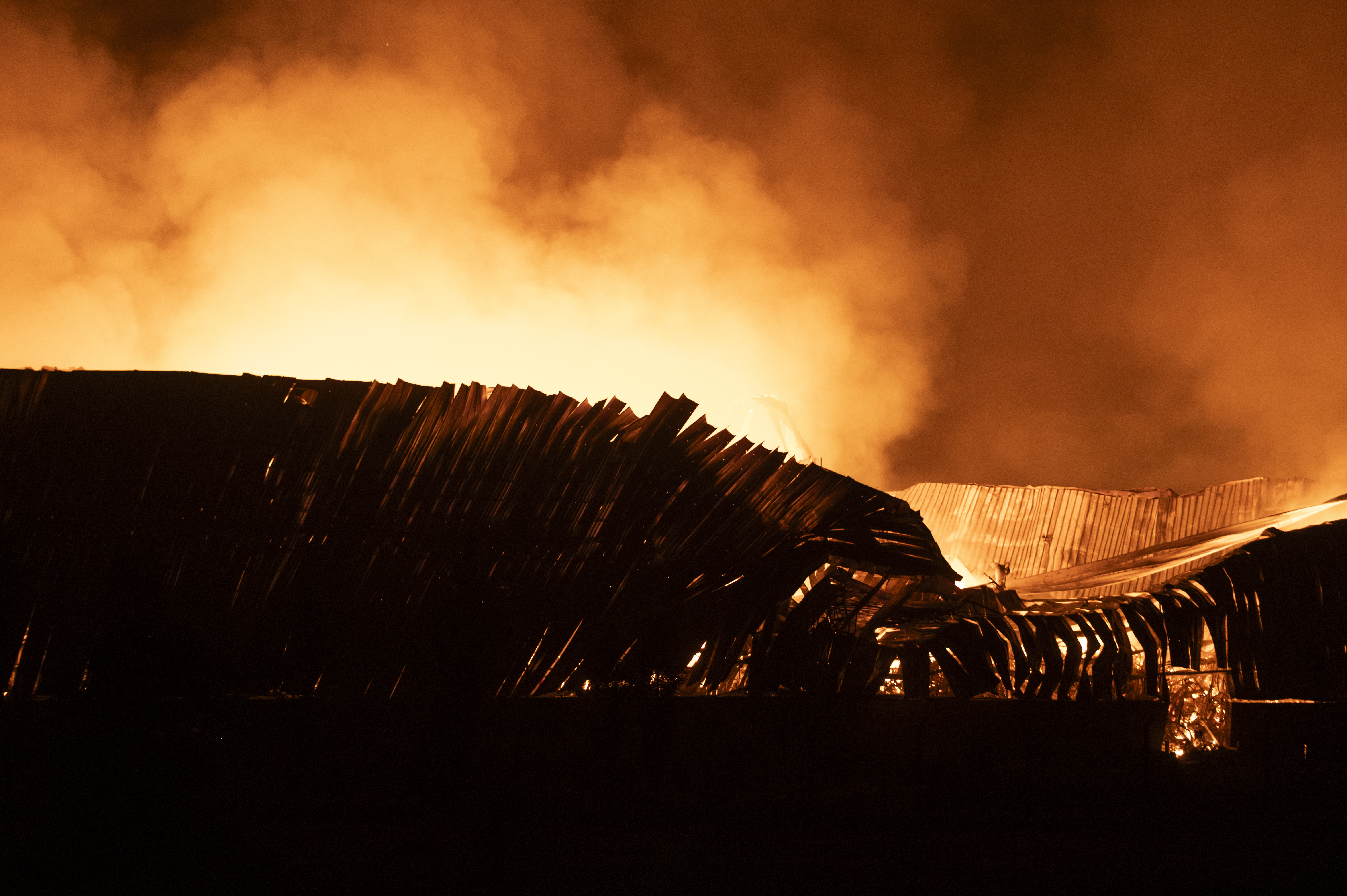 Buenos Aires, Argentina 15 Noviembre, 2025: Un fuerte incendio afecta al polo industrial de Ezeiz...