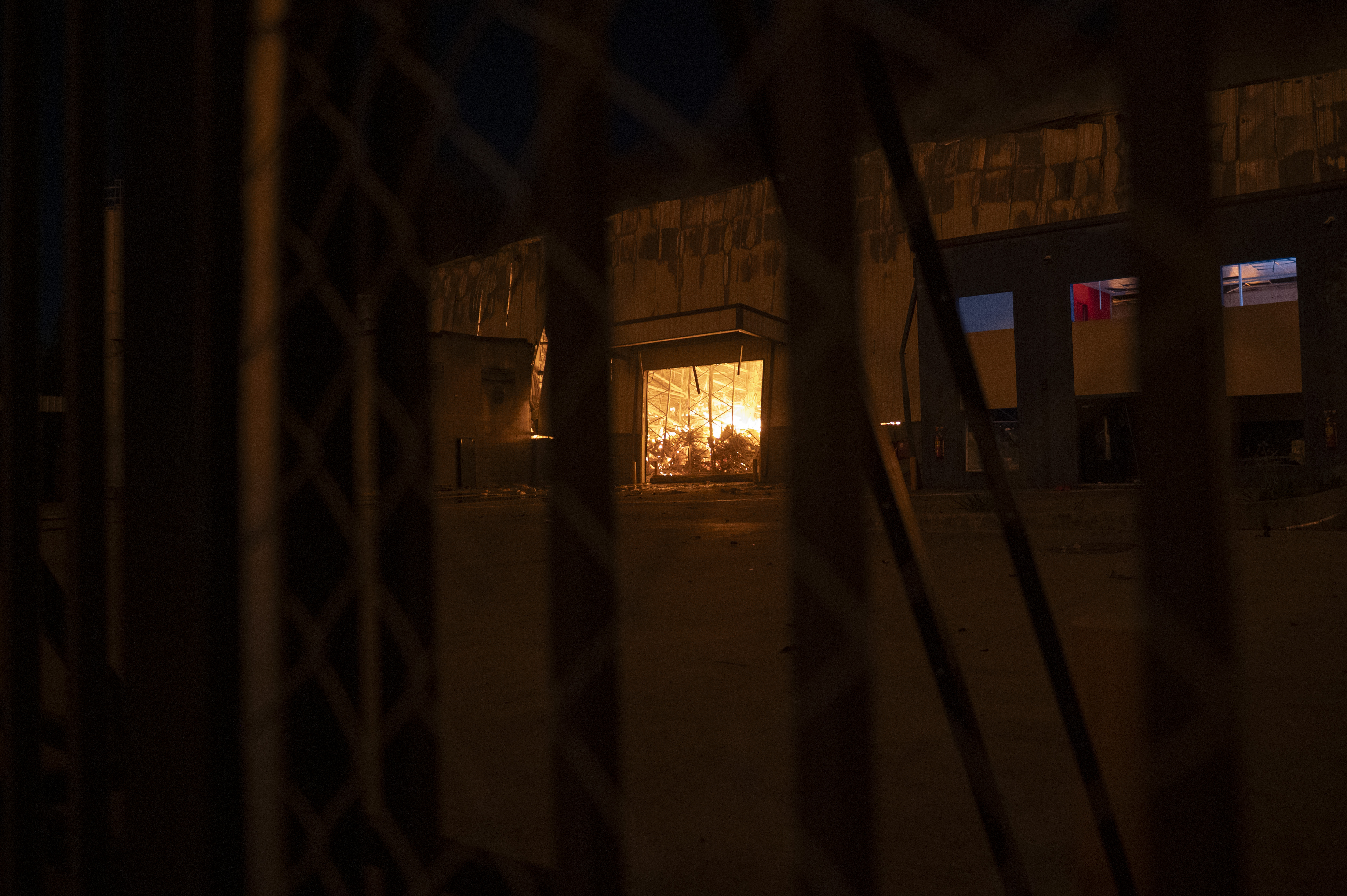 Buenos Aires, Argentina 15 Noviembre, 2025: Un fuerte incendio afecta al polo industrial de Ezeiz...