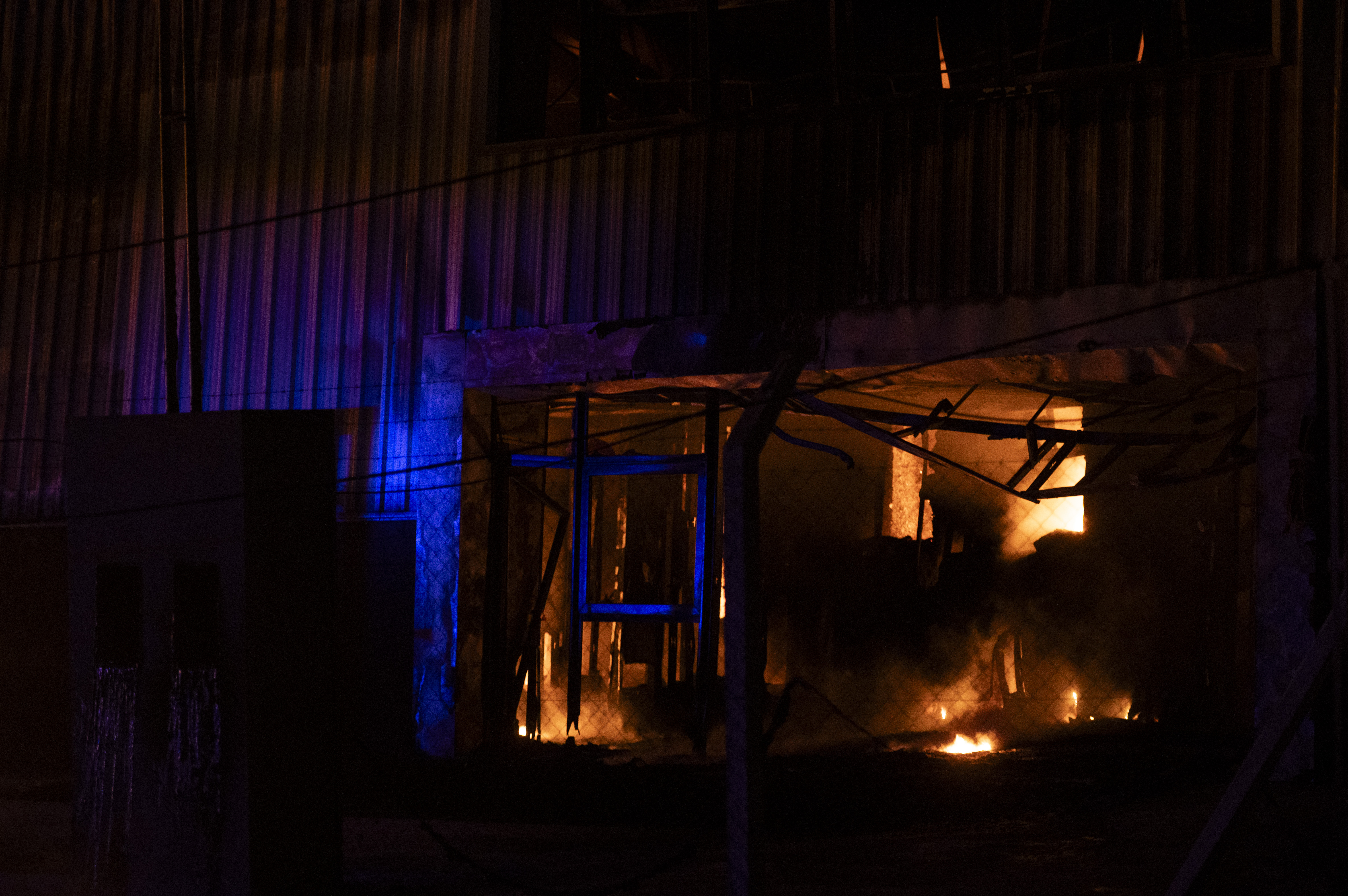 Buenos Aires, Argentina 15 Noviembre, 2025: Un fuerte incendio afecta al polo industrial de Ezeiz...