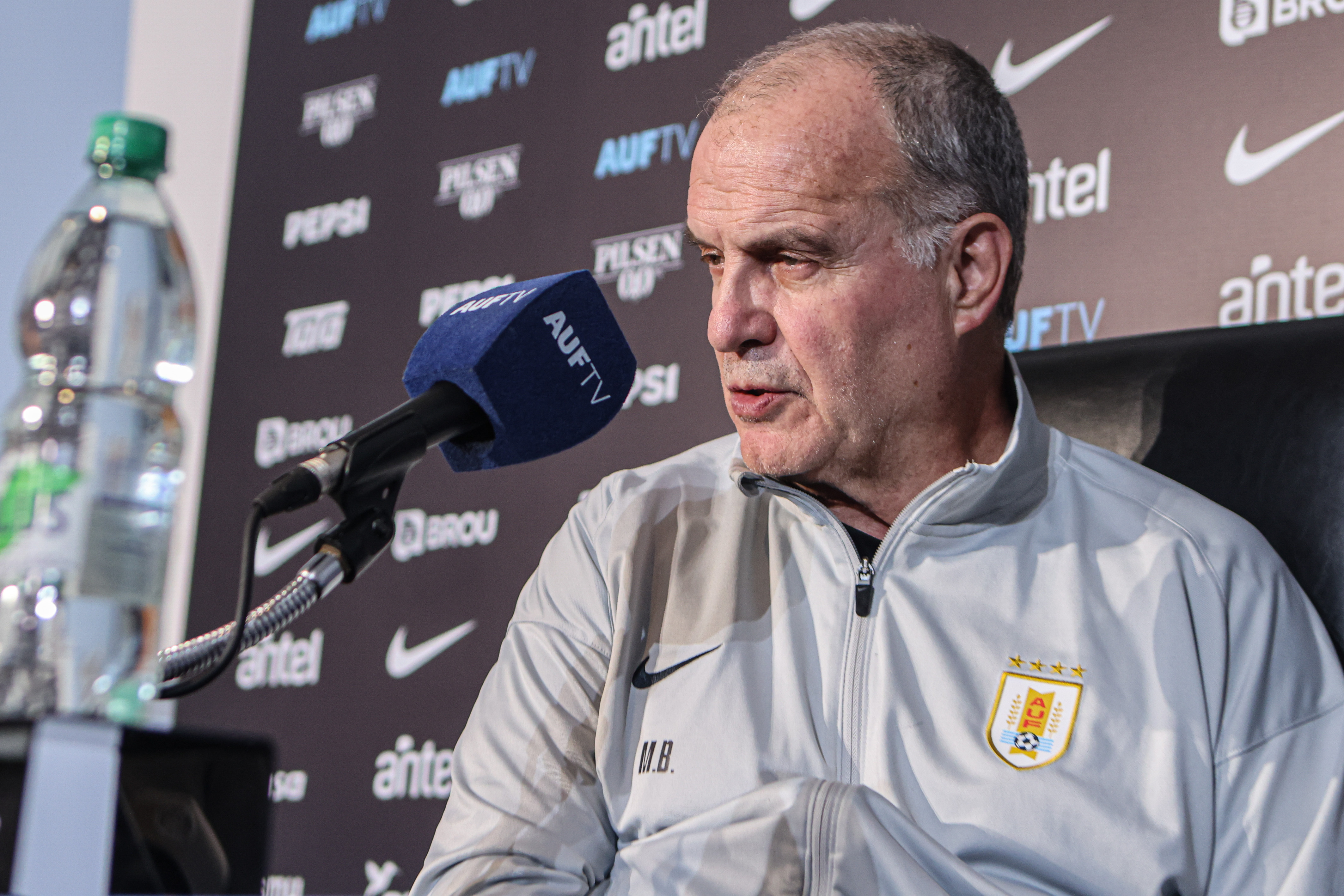 The Argentine coach declared having the "same strength" to continue the project until the 2026 World Cup and confessed to being "toxic" and receiving complaints about his "behavior" Montevideo, Uruguay – November 20, 2025: Uruguay national team coach, Marcelo Bielsa, holds a p...