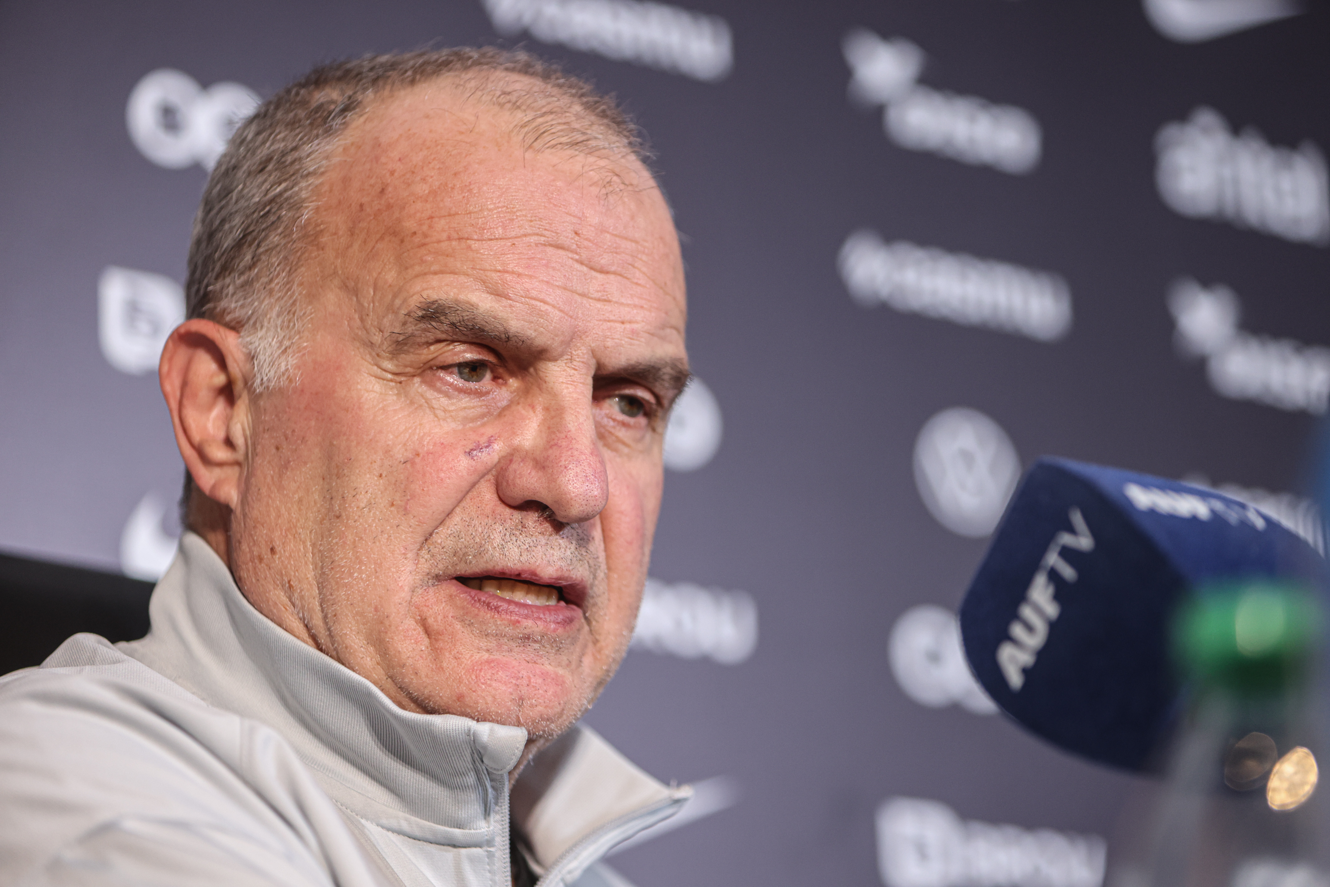 The Argentine coach declared having the "same strength" to continue the project until the 2026 World Cup and confessed to being "toxic" and receiving complaints about his "behavior" Montevideo, Uruguay – November 20, 2025: Uruguay national team coach, Marcelo Bielsa, holds a p...