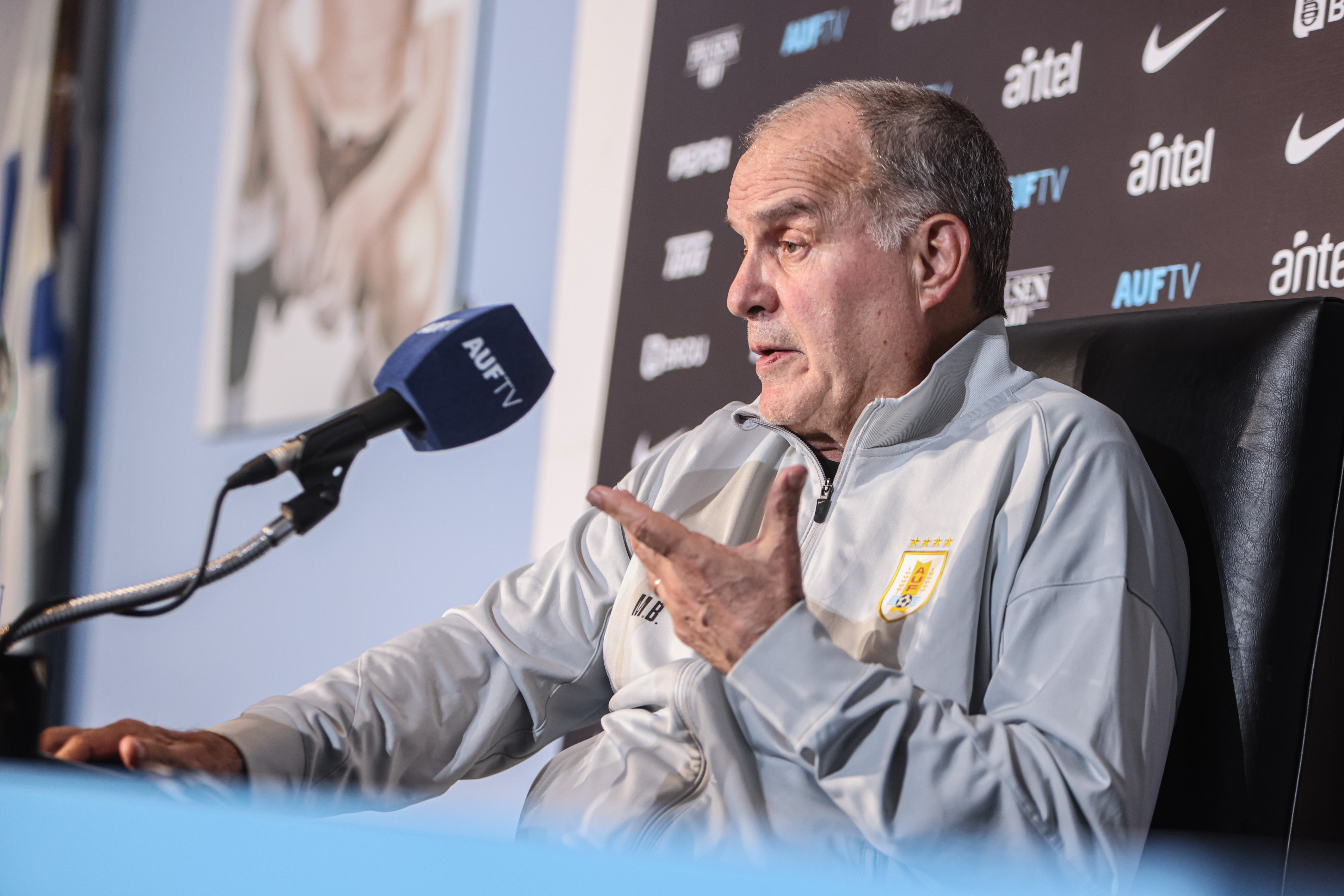 The Argentine coach declared having the "same strength" to continue the project until the 2026 World Cup and confessed to being "toxic" and receiving complaints about his "behavior" Montevideo, Uruguay – November 20, 2025: Uruguay national team coach, Marcelo Bielsa, holds a p...