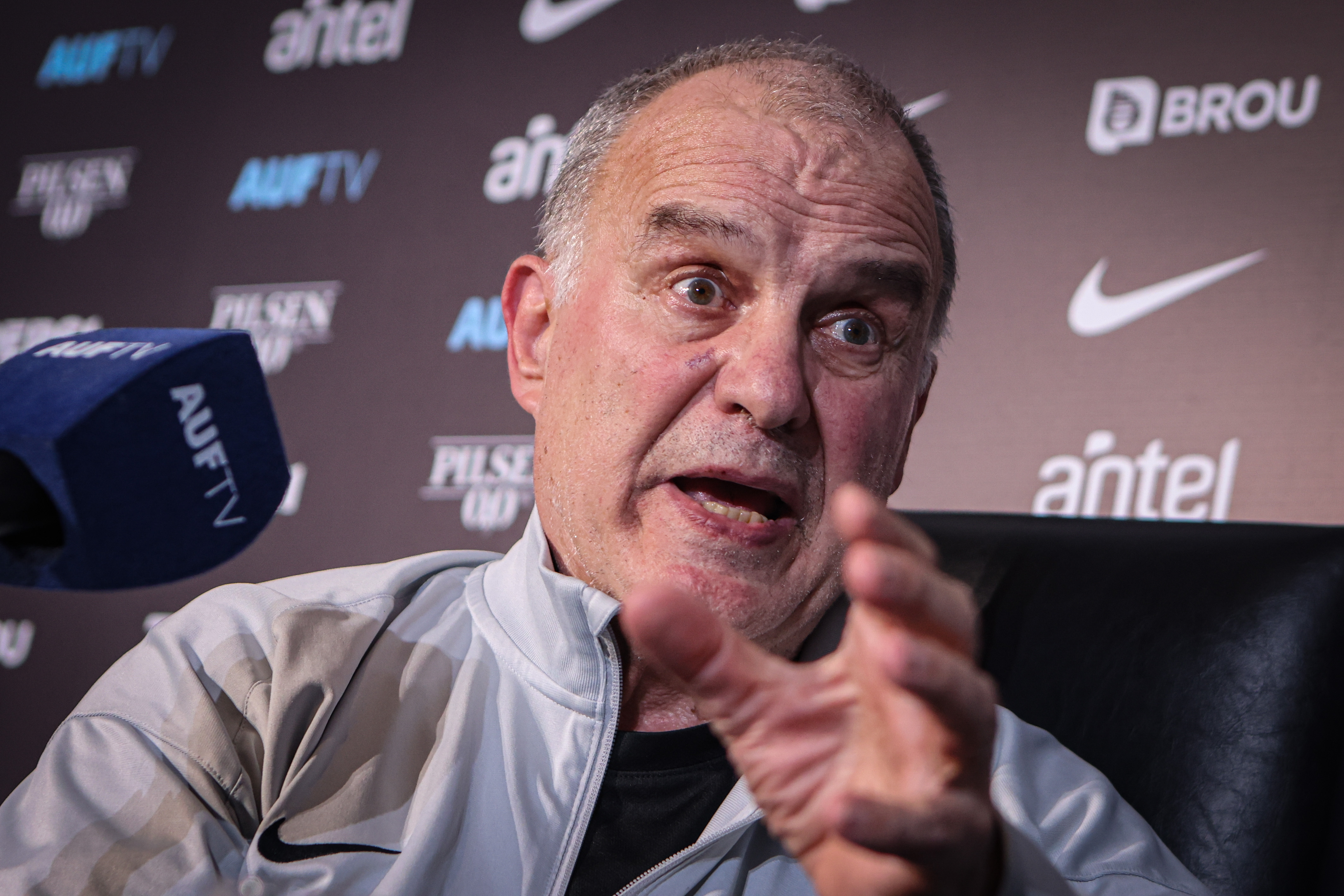 The Argentine coach declared having the "same strength" to continue the project until the 2026 World Cup and confessed to being "toxic" and receiving complaints about his "behavior" Montevideo, Uruguay – November 20, 2025: Uruguay national team coach, Marcelo Bielsa, holds a p...