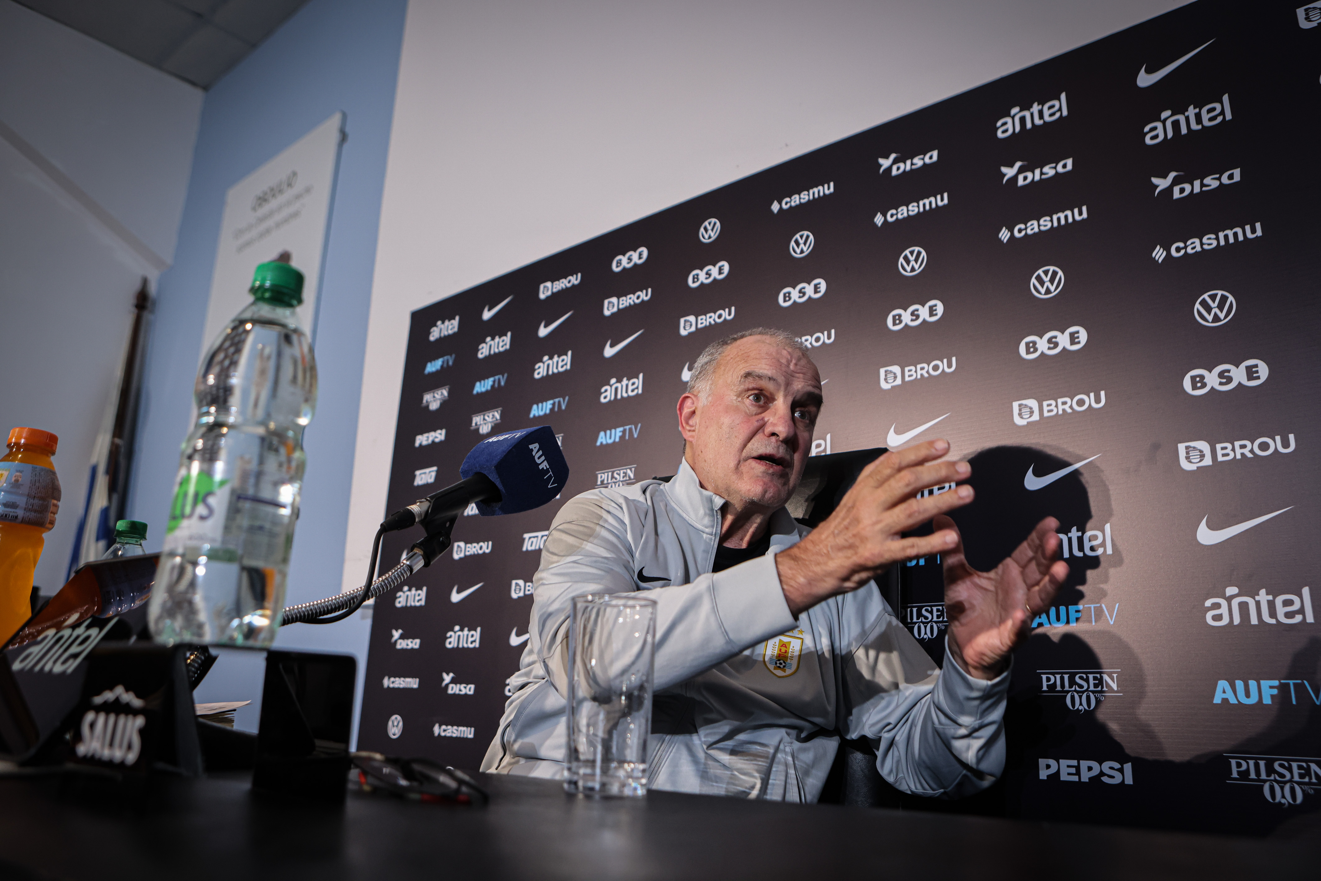 The Argentine coach declared having the "same strength" to continue the project until the 2026 World Cup and confessed to being "toxic" and receiving complaints about his "behavior" Montevideo, Uruguay – November 20, 2025: Uruguay national team coach, Marcelo Bielsa, holds a p...
