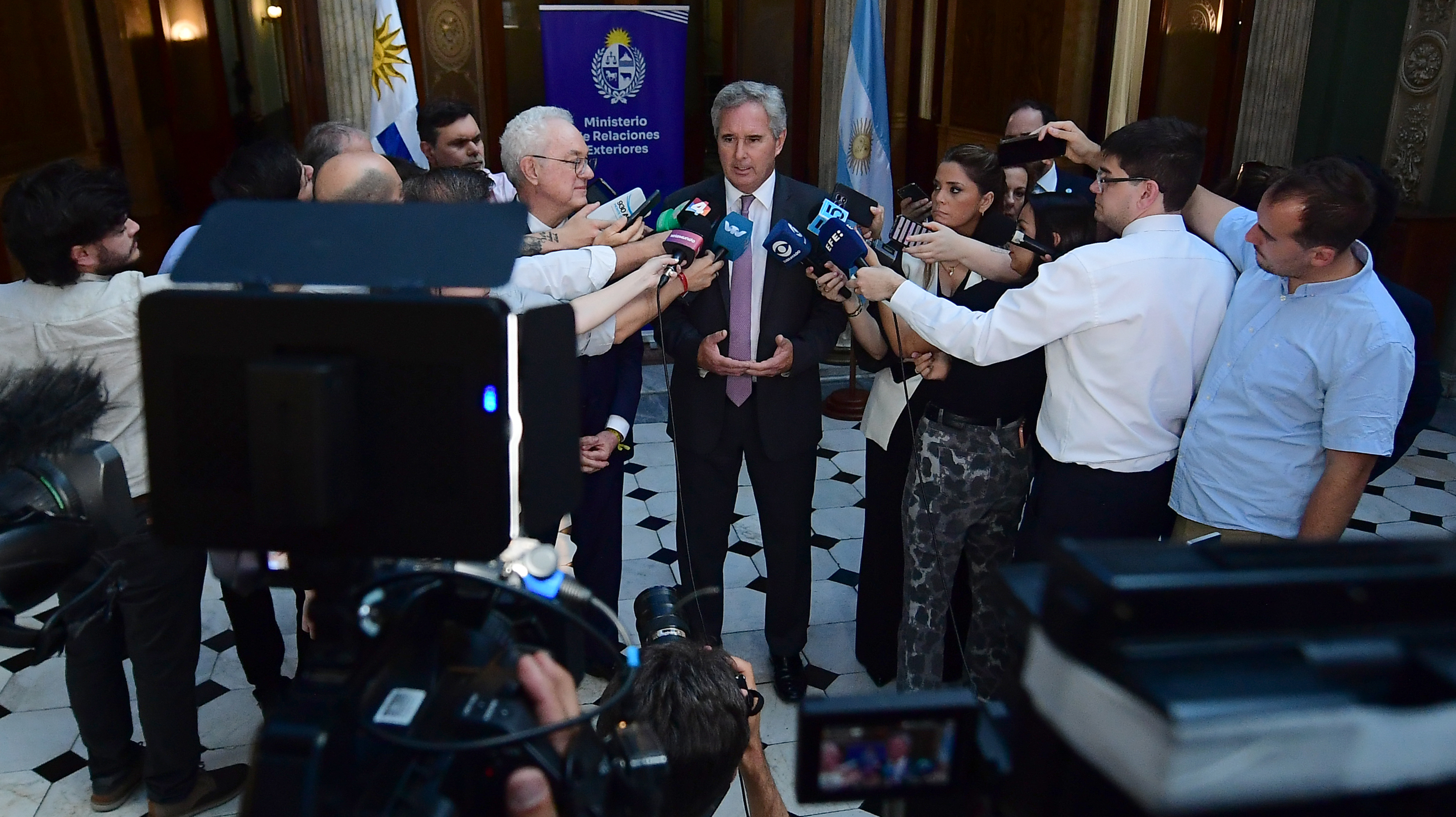 Uruguay, Argentina, Montevideo, Palacio Santos, Mario Lubetkin, Pablo Quirno, Rogelio Frigerio, Cancillería, diplomacia, reunión bilateral, política, relaciones internacionales, Entre Ríos, gobernador, Río de la Plata, integración regional, Mercosur, frontera, acuerdo, diálogo, visita oficial, ministros, gobierno, gestión, Dante Fernandez, FocoUy, UNAR AGENCY, encuentro, agenda diplomática, cooperación, comercio, dragado, puentes, CARU, política exterior, funcionarios, cumbre, fotografía política, Cono Sur, alianza, estrategia, negociación, asuntos exteriores, evento político, noviembre 2025, diplomáticos, autoridades, hermandad, río Uruguay, infraestructura Montevideo, Uruguay – 26 noviembre, 2025: El Ministro de Relaciones Exteriores de Uruguay, Mari...