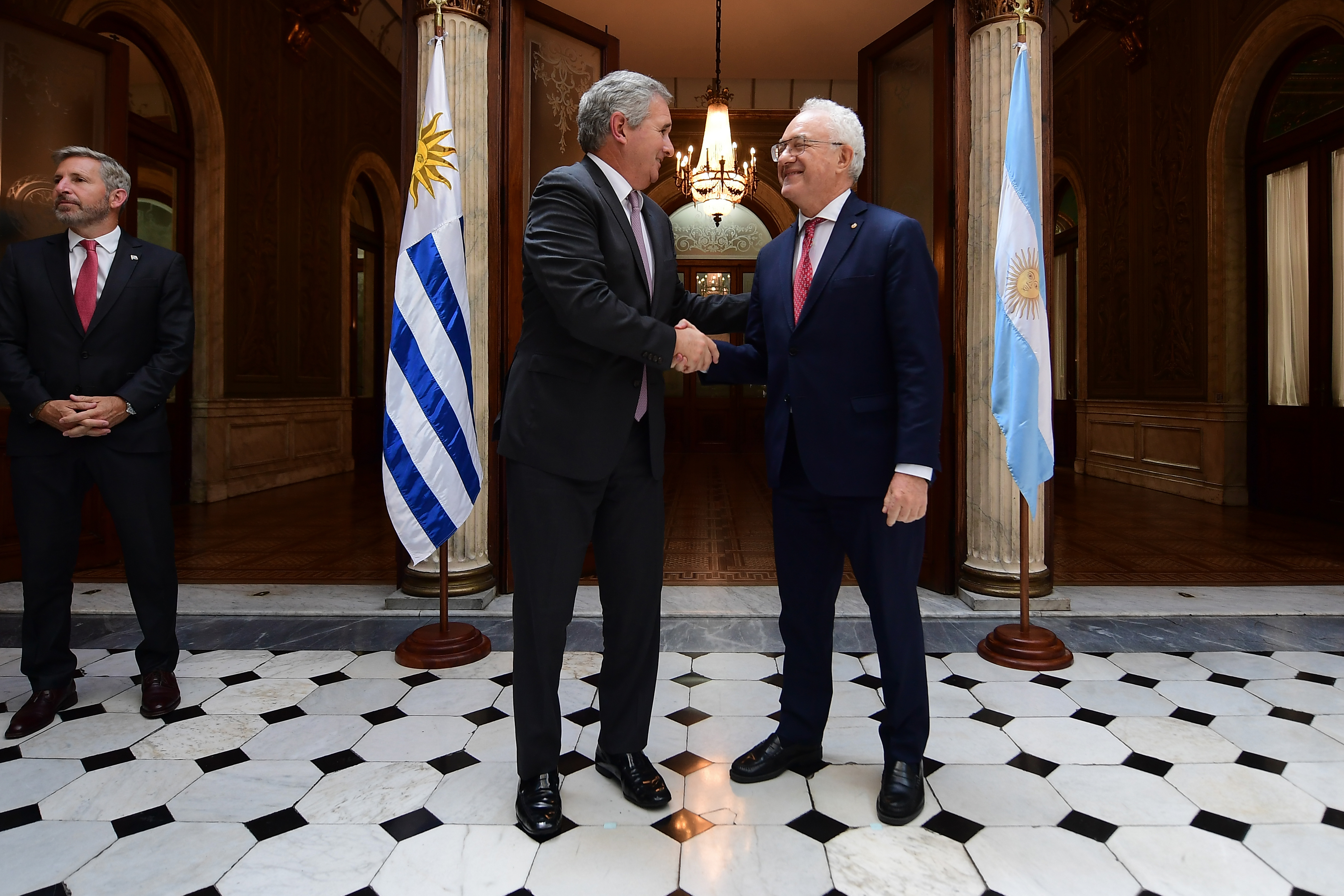 Uruguay, Argentina, Montevideo, Palacio Santos, Mario Lubetkin, Pablo Quirno, Rogelio Frigerio, Cancillería, diplomacia, reunión bilateral, política, relaciones internacionales, Entre Ríos, gobernador, Río de la Plata, integración regional, Mercosur, frontera, acuerdo, diálogo, visita oficial, ministros, gobierno, gestión, Dante Fernandez, FocoUy, UNAR AGENCY, encuentro, agenda diplomática, cooperación, comercio, dragado, puentes, CARU, política exterior, funcionarios, cumbre, fotografía política, Cono Sur, alianza, estrategia, negociación, asuntos exteriores, evento político, noviembre 2025, diplomáticos, autoridades, hermandad, río Uruguay, infraestructura Montevideo, Uruguay – 26 noviembre, 2025: El Ministro de Relaciones Exteriores de Uruguay, Mari...