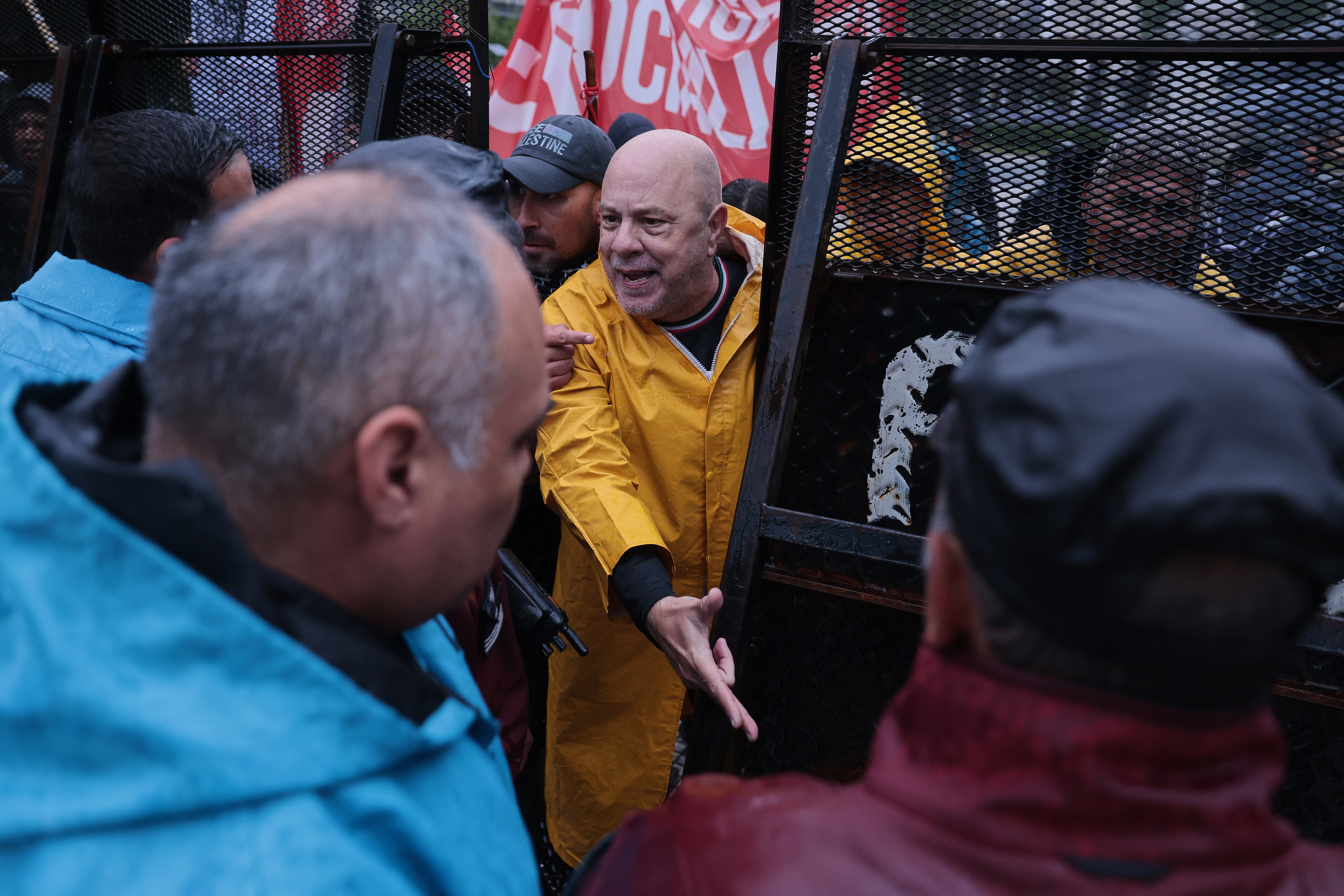 Con protección policial y tensión con una contramarcha de izquierda, manifestantes afines al gobierno pidieron revisar las causas de la dictadura Buenos Aires, Argentina – 29 noviembre, 2025: Grupos negacionistas vinculados al oficialismo se...
