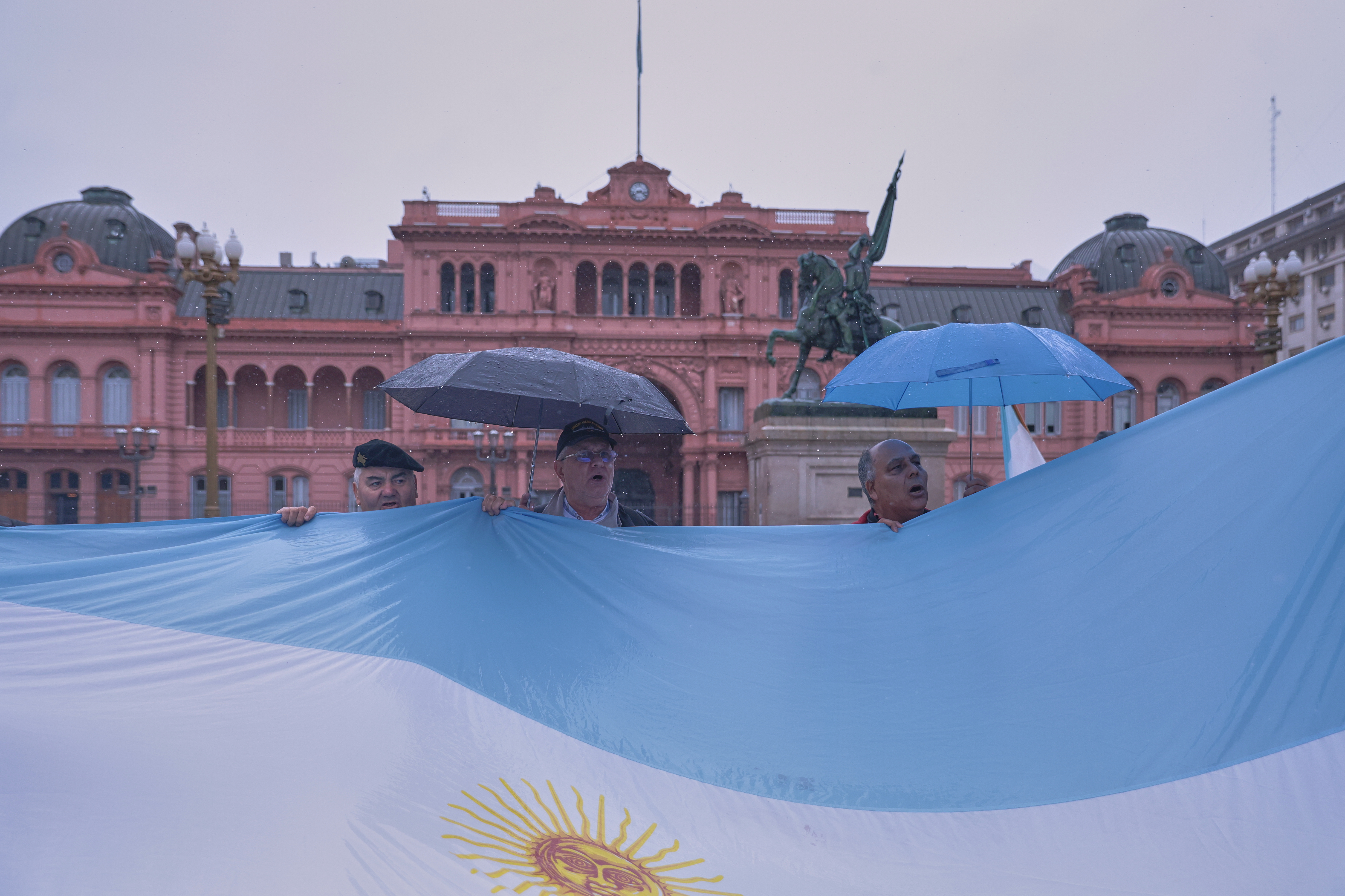 Buenos Aires, Argentina – 29 noviembre, 2025: Grupos negacionistas vinculados al oficialismo se...
