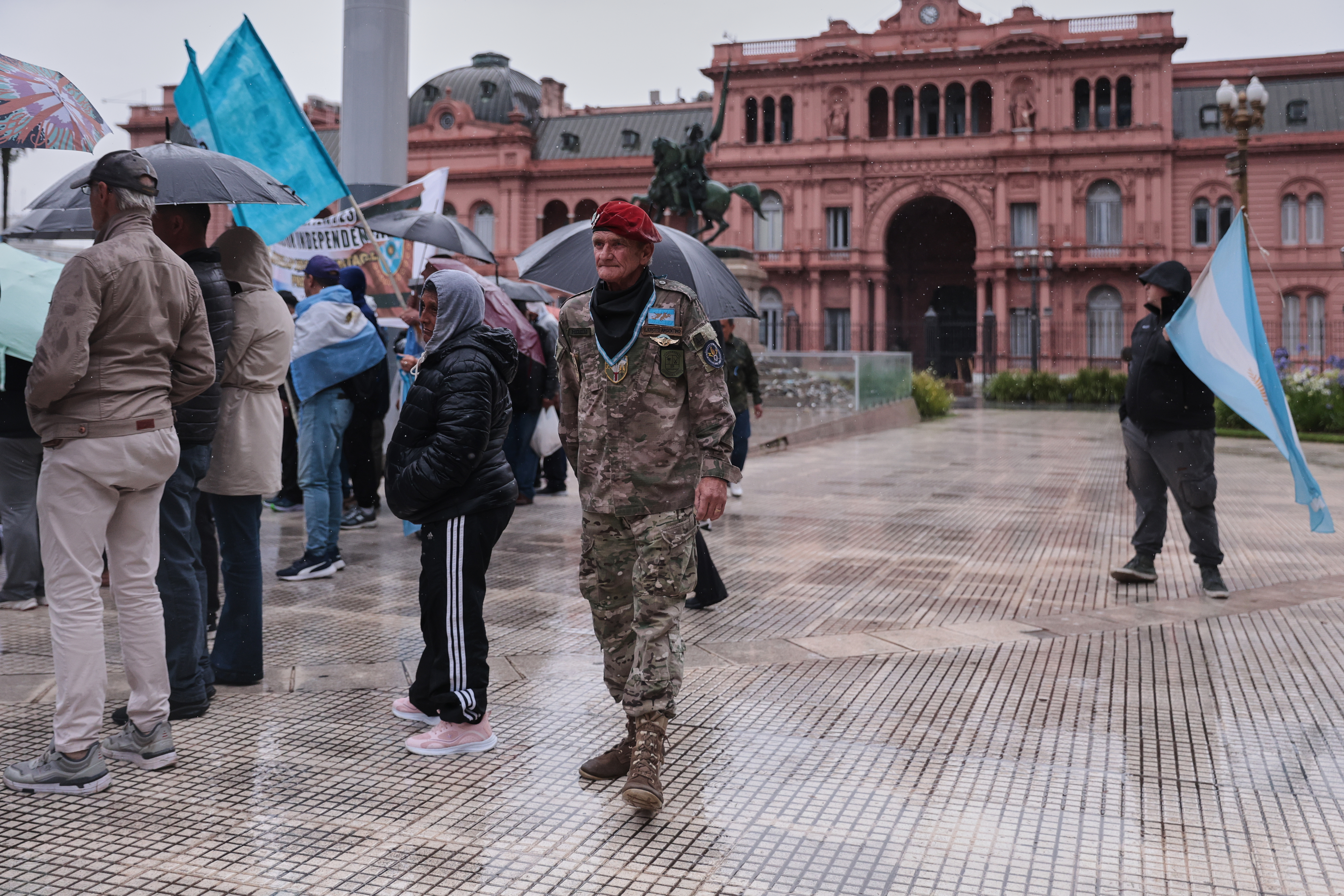 Buenos Aires, Argentina – 29 noviembre, 2025: Grupos negacionistas vinculados al oficialismo se...