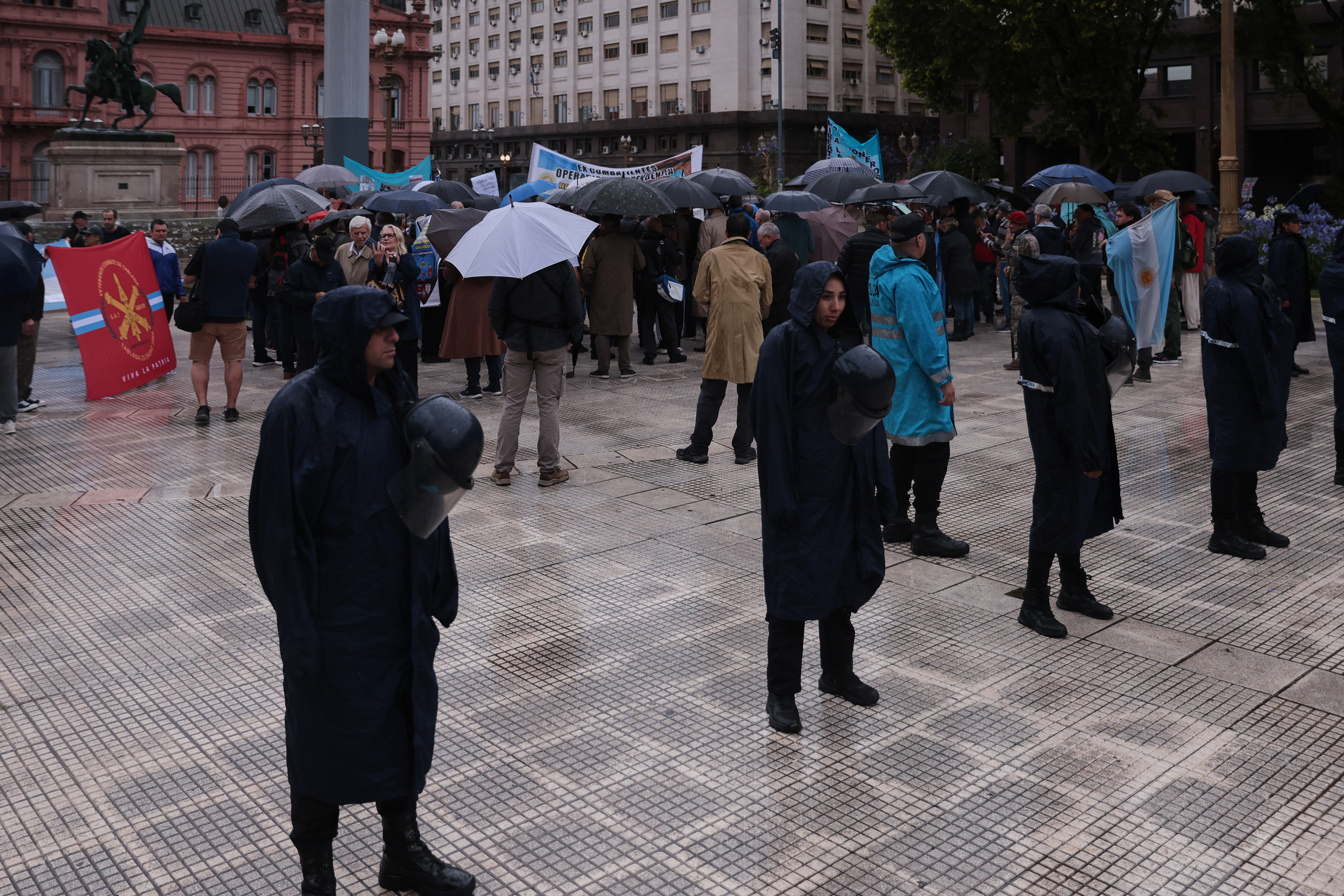 Buenos Aires, Argentina – 29 noviembre, 2025: Grupos negacionistas vinculados al oficialismo se...