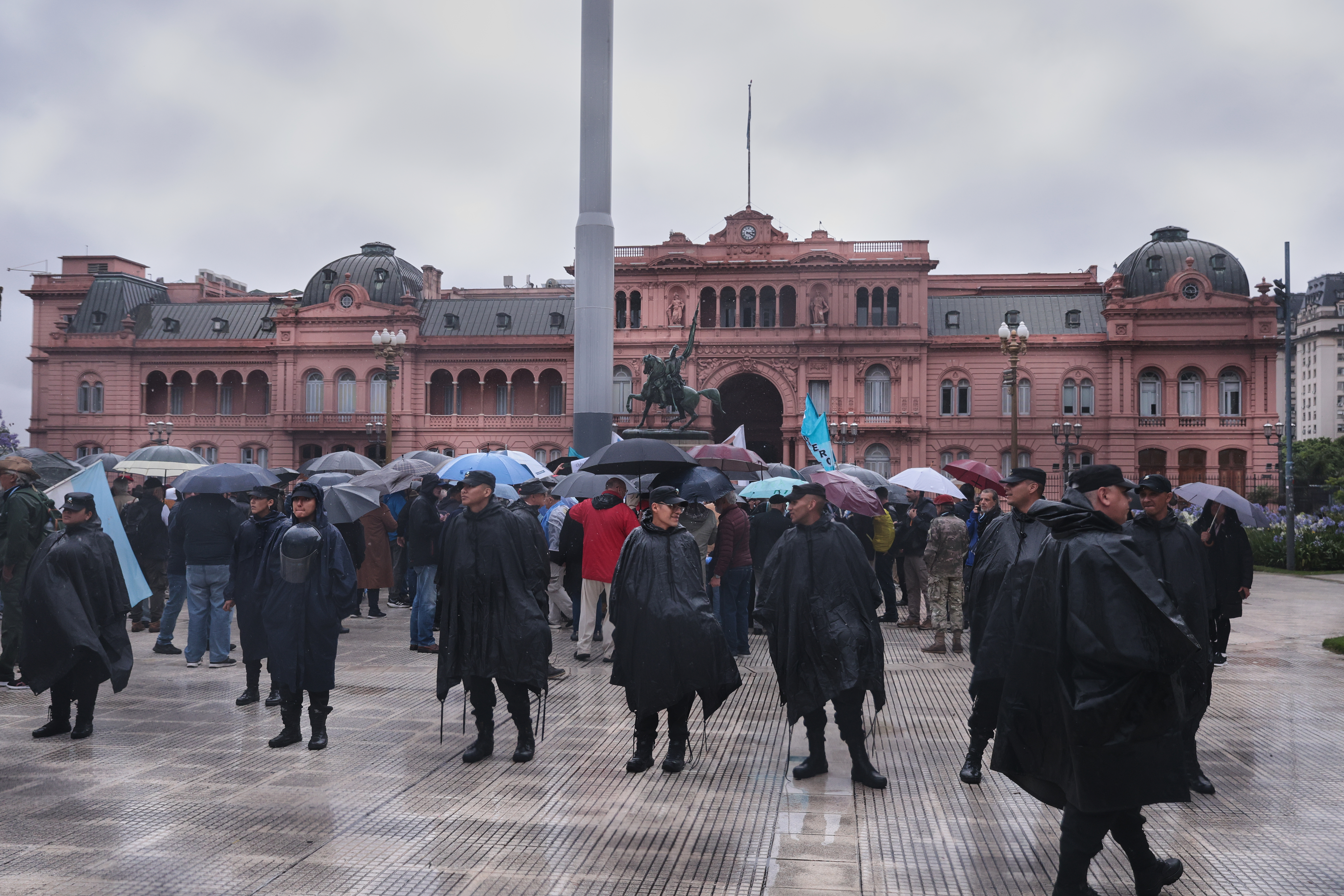 Buenos Aires, Argentina – 29 noviembre, 2025: Grupos negacionistas vinculados al oficialismo se...