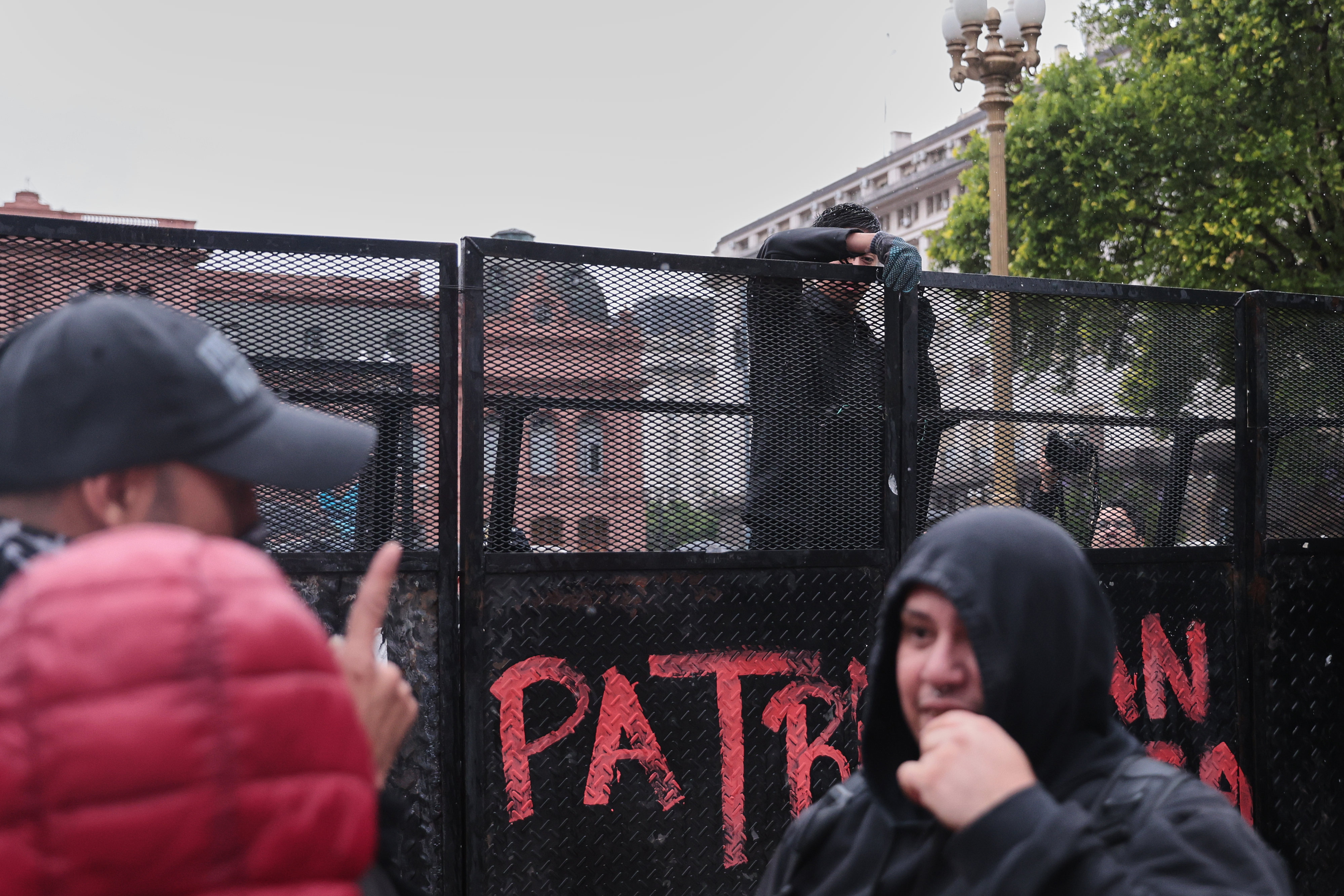 Buenos Aires, Argentina – 29 noviembre, 2025: Grupos negacionistas vinculados al oficialismo se...