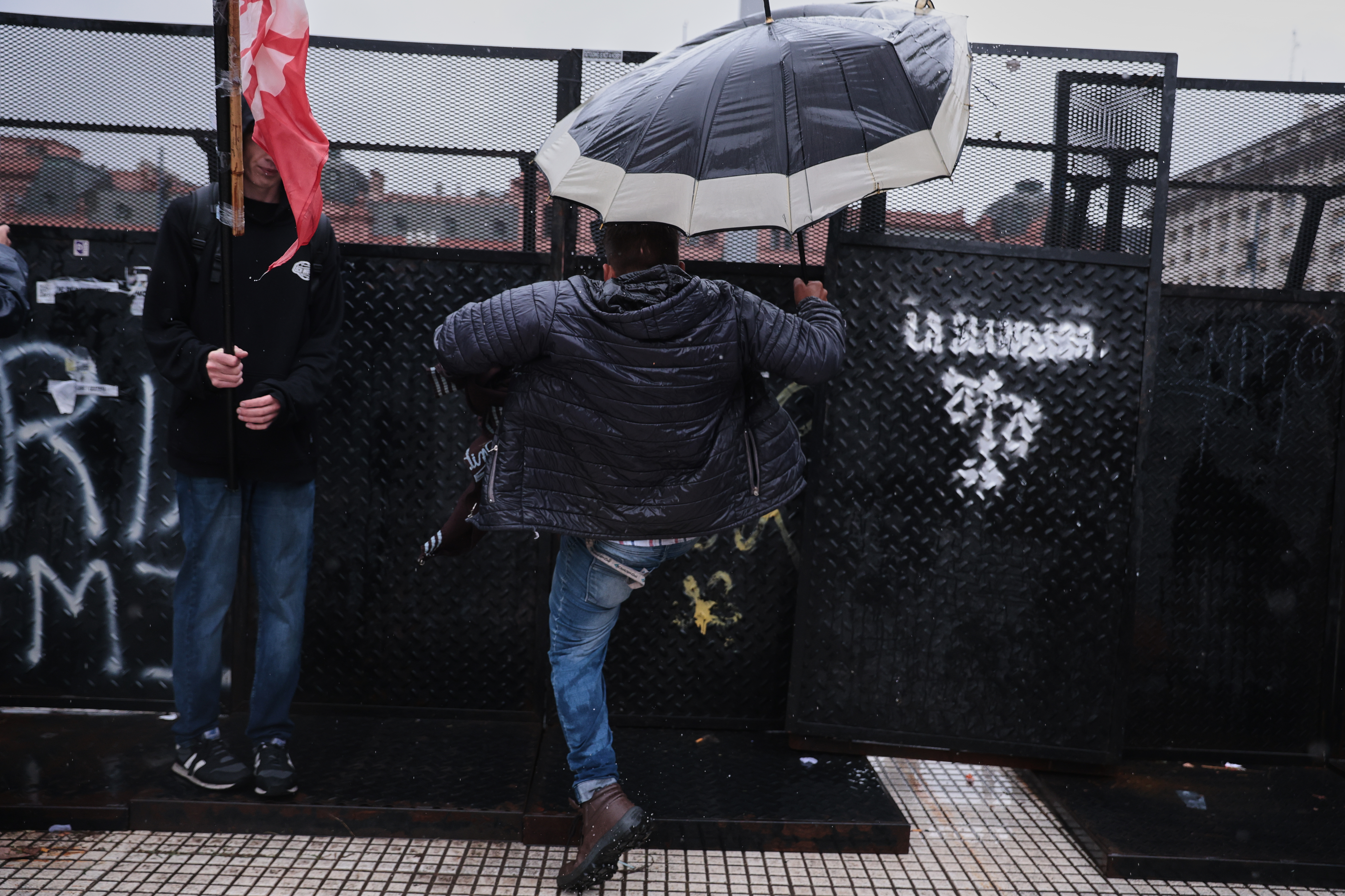 Con protección policial y tensión con una contramarcha de izquierda, manifestantes afines al gobierno pidieron revisar las causas de la dictadura Buenos Aires, Argentina – 29 noviembre, 2025: Grupos negacionistas vinculados al oficialismo se...