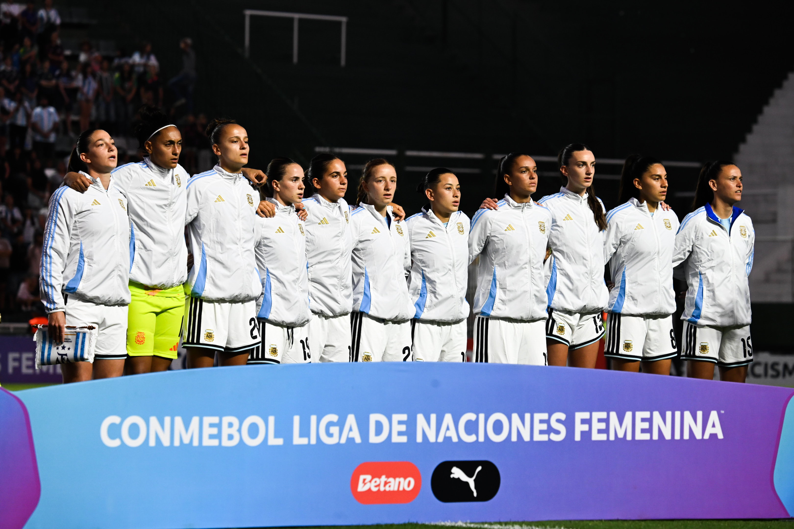 La Albiceleste brilló en Banfield y consolidó su posición en la carrera hacia el Mundial de Brasil 2027 bajo el nuevo formato de CONMEBOL Banfield, Argentina – 2 diciembre, 2025: Formación inicial de Argentina. La Selección Argenti...