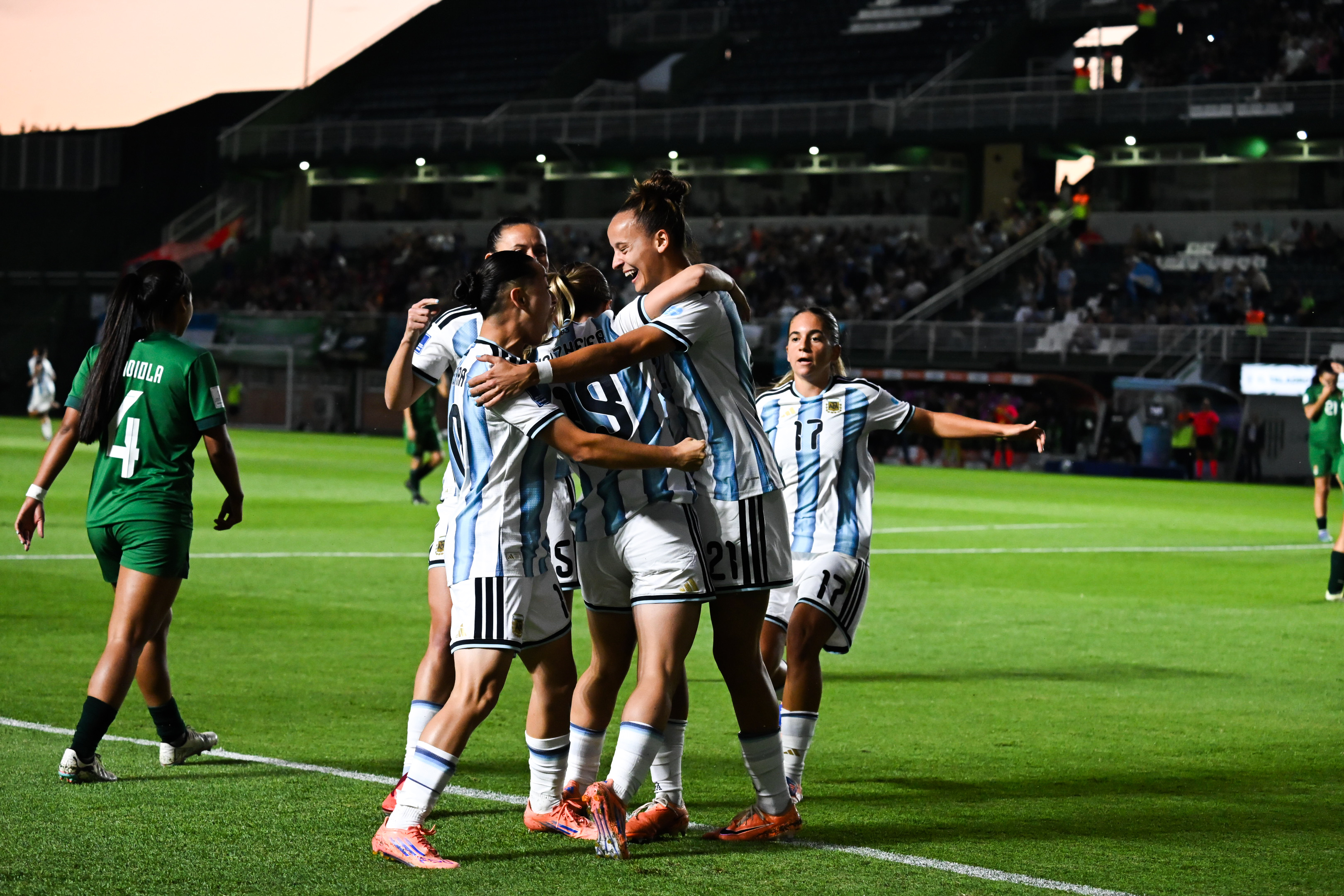 La Albiceleste brilló en Banfield y consolidó su posición en la carrera hacia el Mundial de Brasil 2027 bajo el nuevo formato de CONMEBOL Banfield, Argentina – 2 diciembre, 2025: La Selección Argentina femenina consiguió una contun...