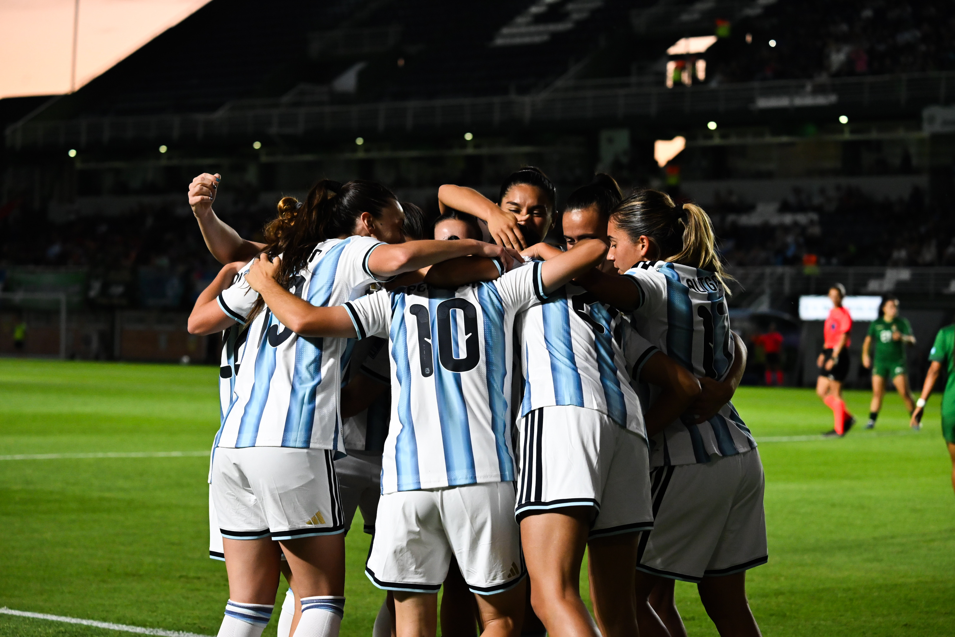 La Albiceleste brilló en Banfield y consolidó su posición en la carrera hacia el Mundial de Brasil 2027 bajo el nuevo formato de CONMEBOL Banfield, Argentina – 2 diciembre, 2025: La Selección Argentina femenina consiguió una contun...