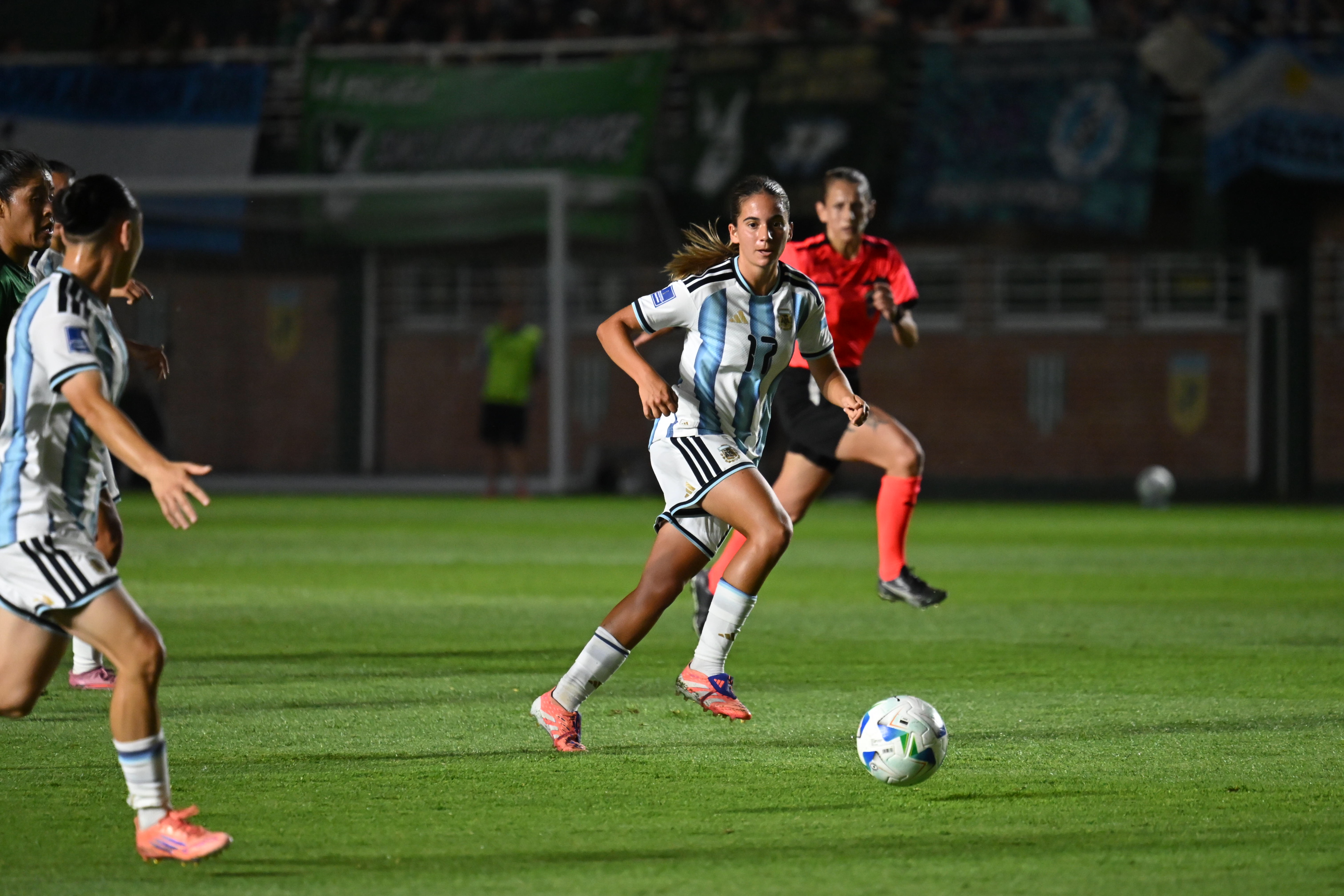 La Albiceleste brilló en Banfield y consolidó su posición en la carrera hacia el Mundial de Brasil 2027 bajo el nuevo formato de CONMEBOL Banfield, Argentina – 2 diciembre, 2025: La Selección Argentina femenina consiguió una contun...