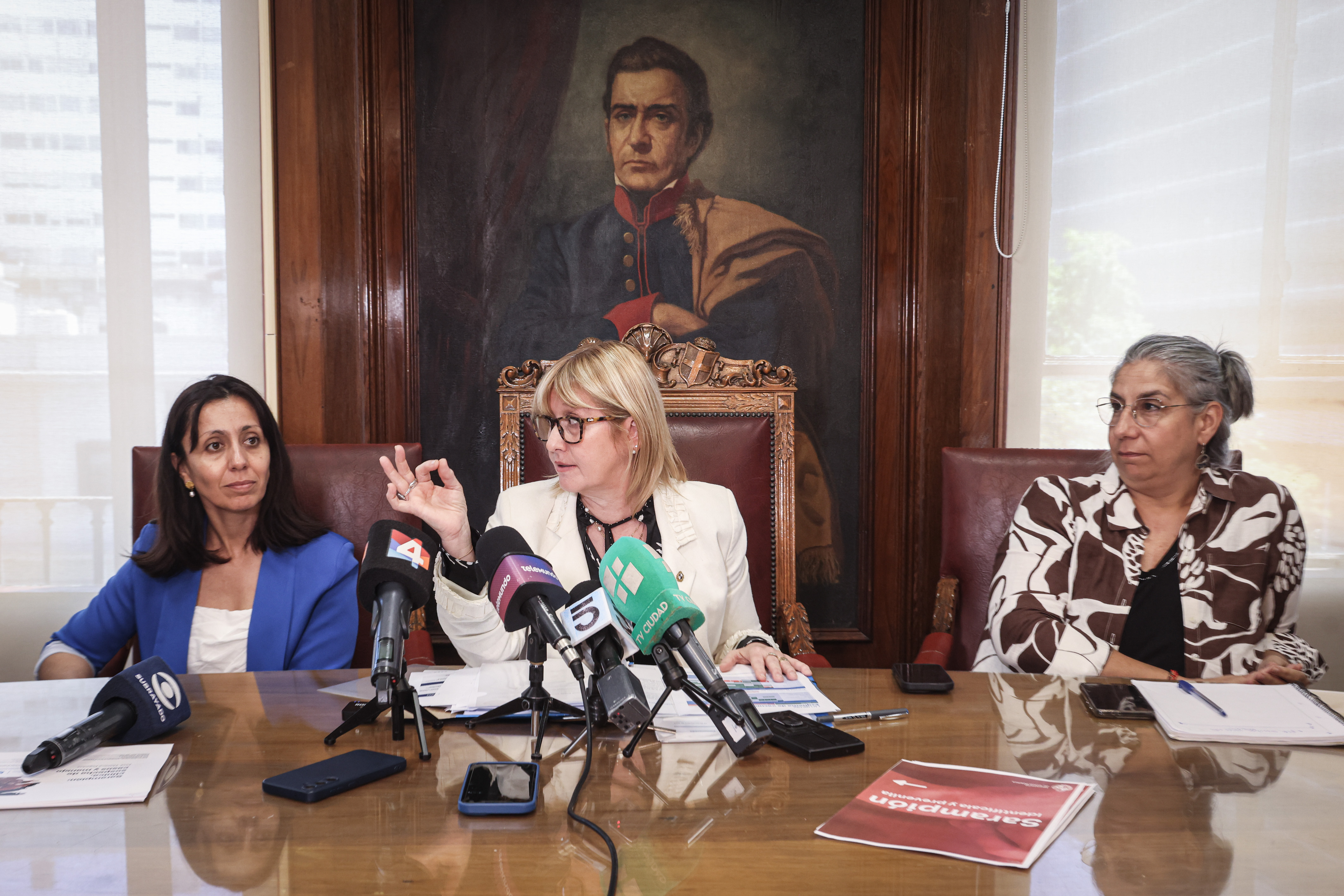 Conferencia de prensa sobre sarampión Montevideo, Uruguay, 02.12.2025
Salud. Conferencia de prensa de la Ministra de Salud Cristiana Lu...